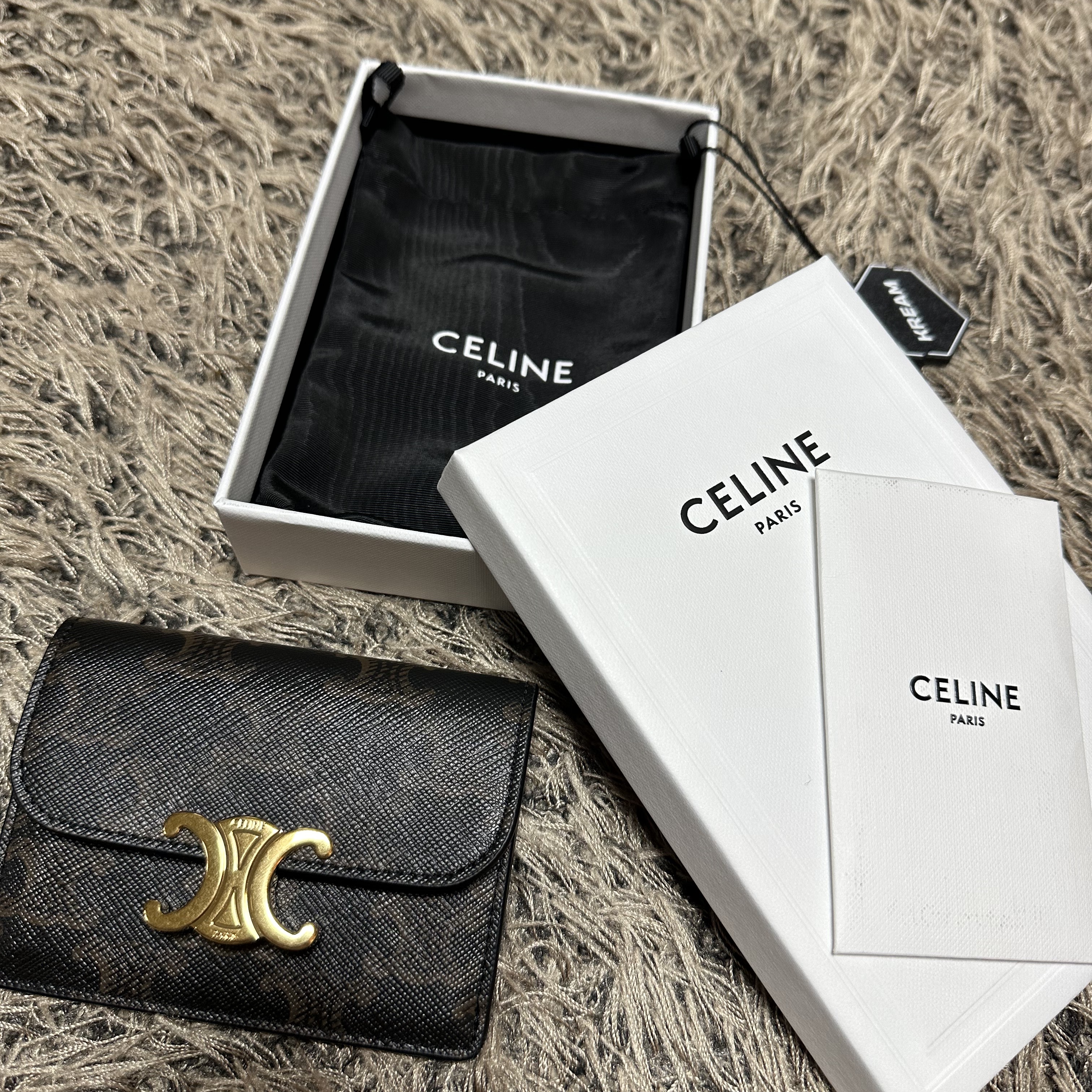 Celine Card Holder with Flap in Triomphe Canvas Tan 착용 스타일