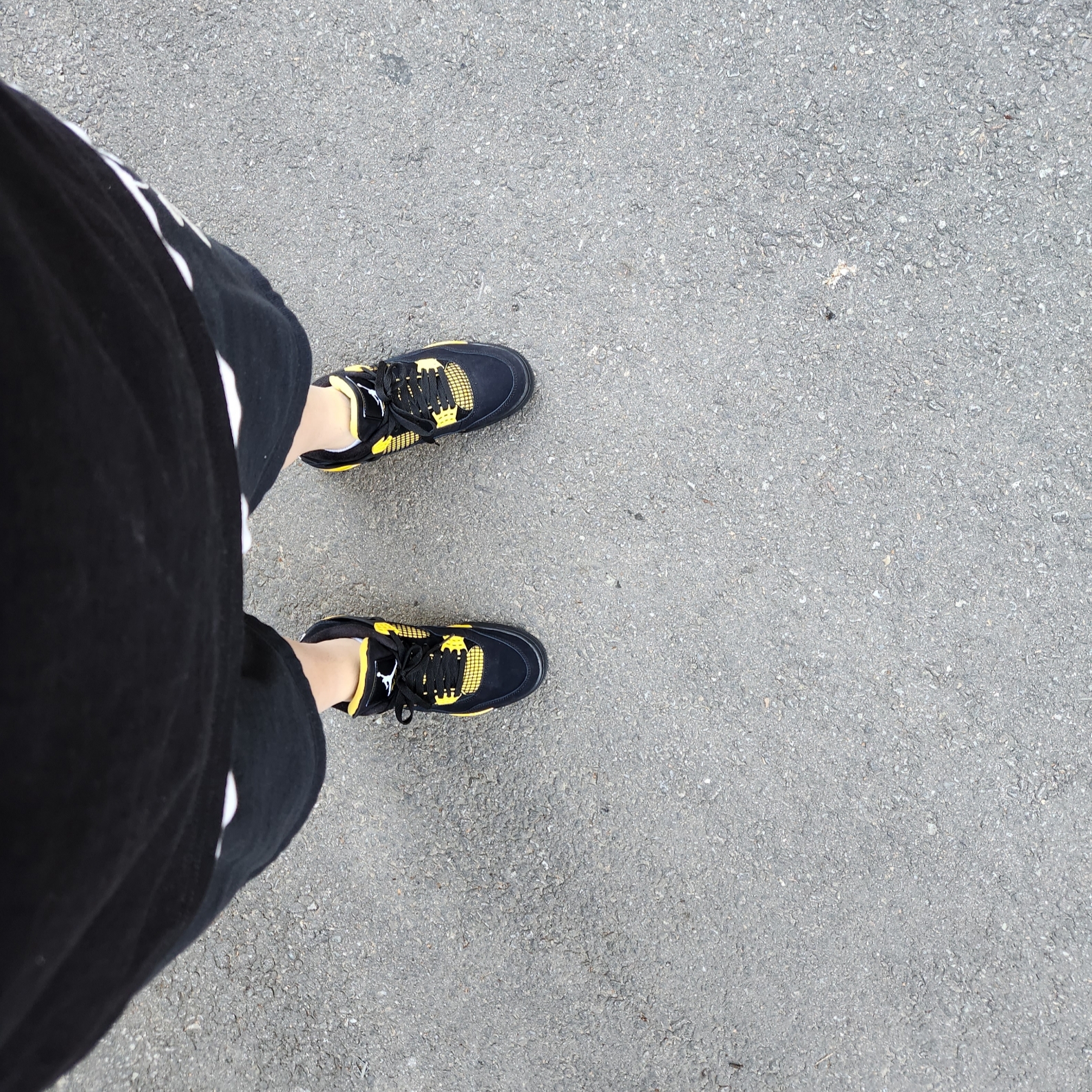 Jordan 4 Retro Thunder 2023, Jordan x Travis Scott x Fragment Shorts Black (DJ0617-010) 착용 스타일