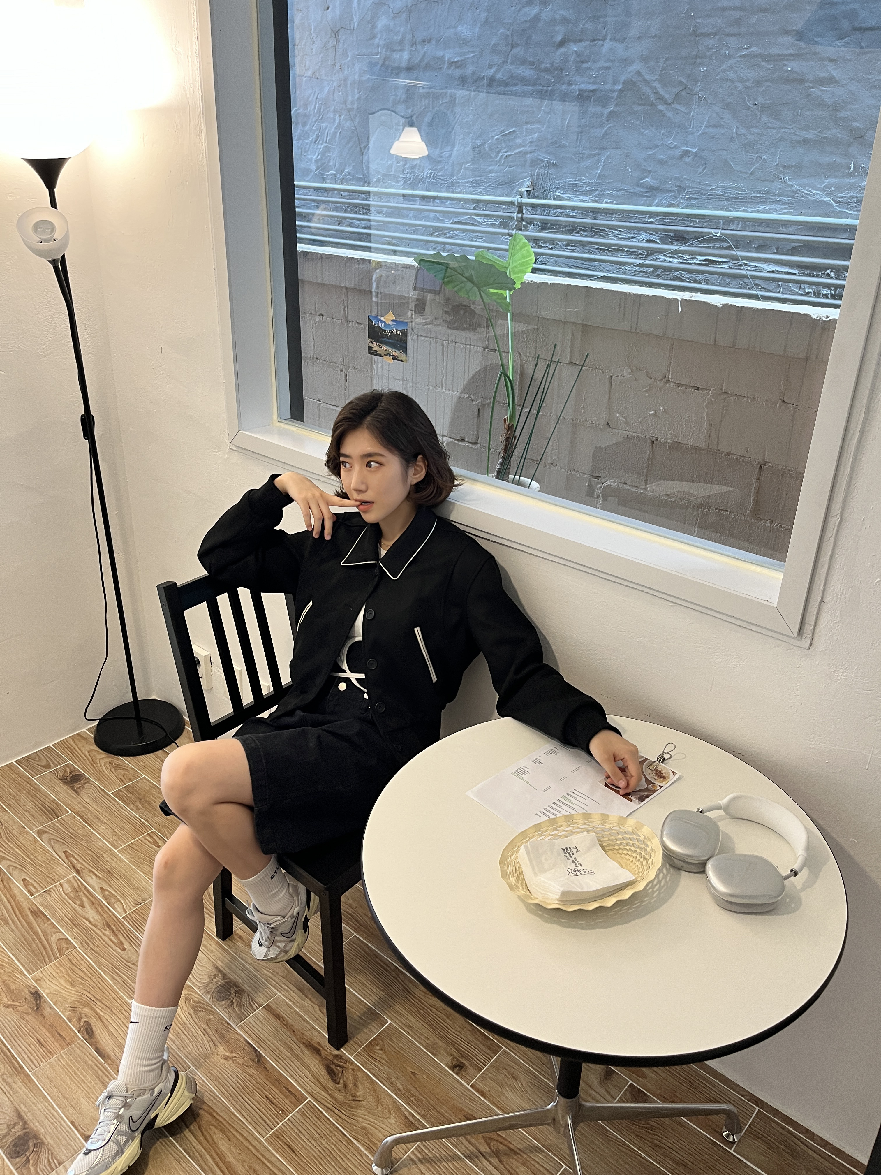 Nike x Stussy NRG Crew Socks White Black, Nike V2K Run Summit White Metallic Silver 착용 스타일 - 4