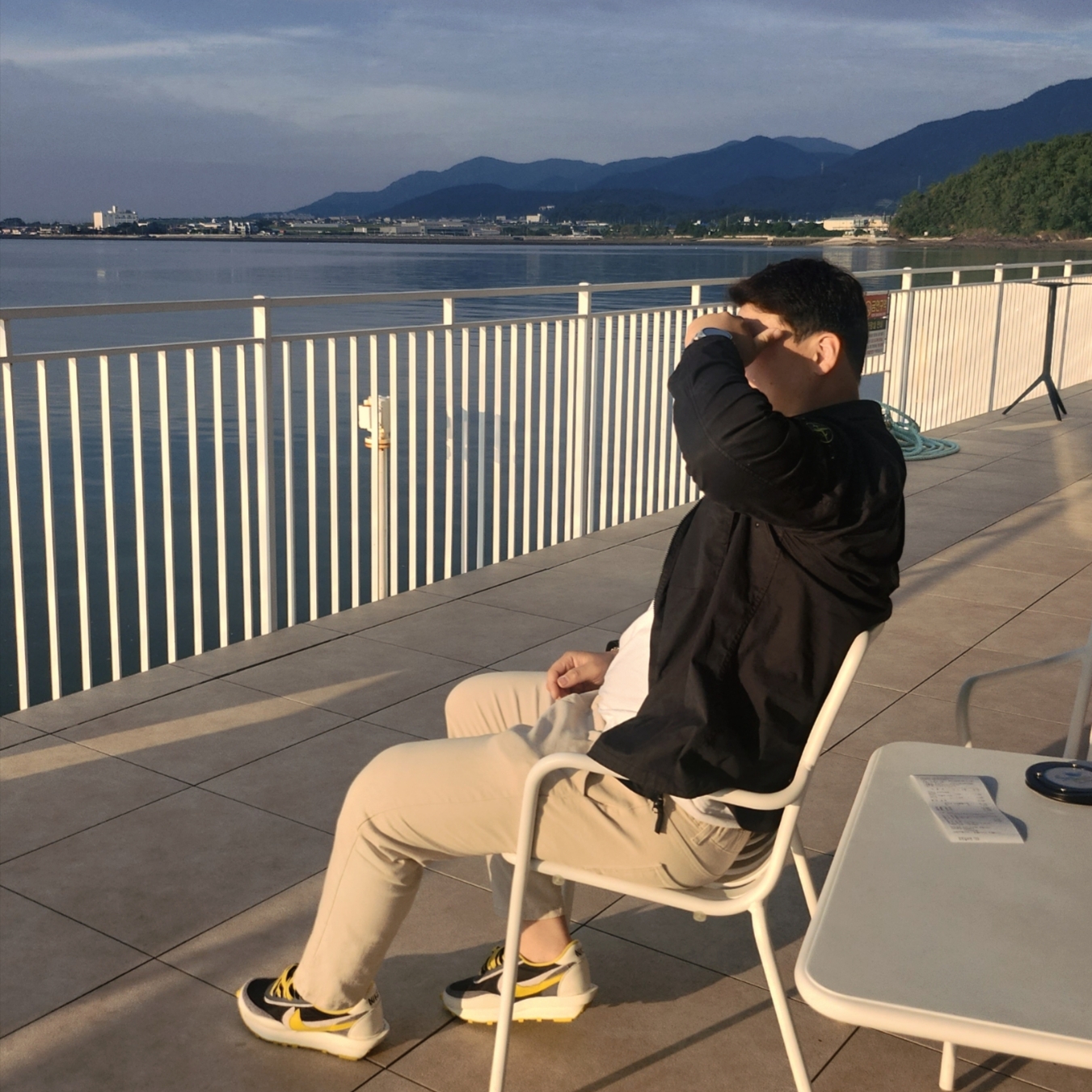 Stone Island 12619 Supima Cotton Twill Stretch-TC Garment Dyed Overshirt Black - 22SS, Nike x Sacai x Undercover LDWaffle Black Bright Citron 착용 스타일