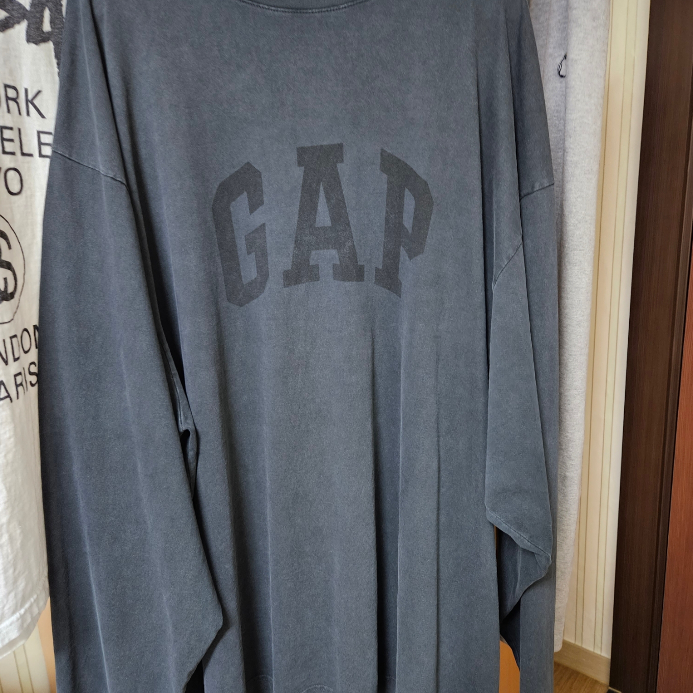 Yeezy Gap Engineered By Balenciaga Dove Long Sleeve T-Shirt Washed Black 착용 스타일 - 1