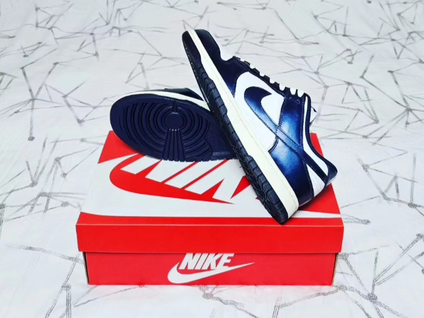 (W) Nike Dunk Low PRM Midnight Navy and White 착용 스타일 - 4