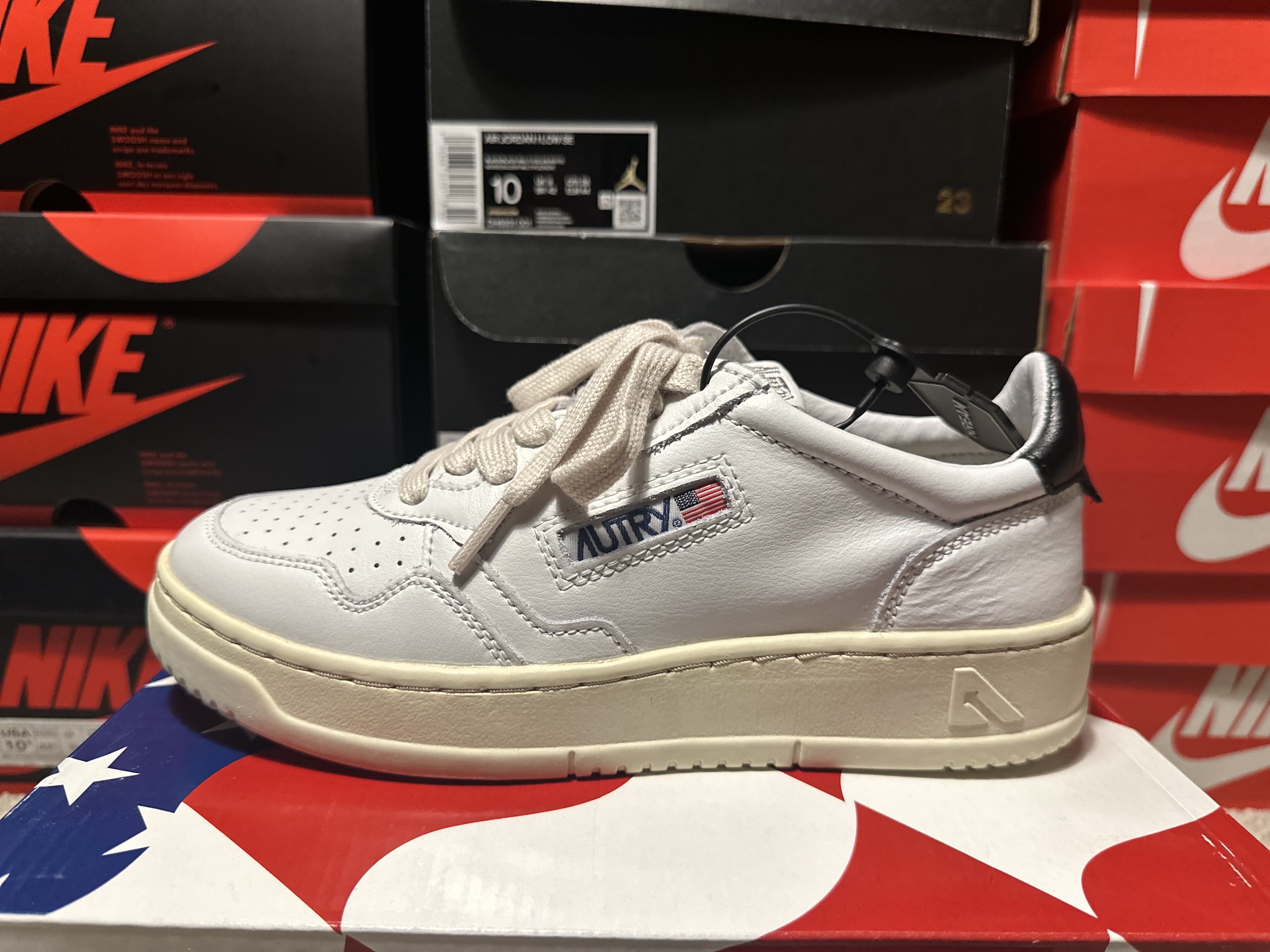 (W) Autry Medalist Low Leather Sneakers White Black, New Balance x Aime Leon Dore T500 Red 착용 스타일 - 5