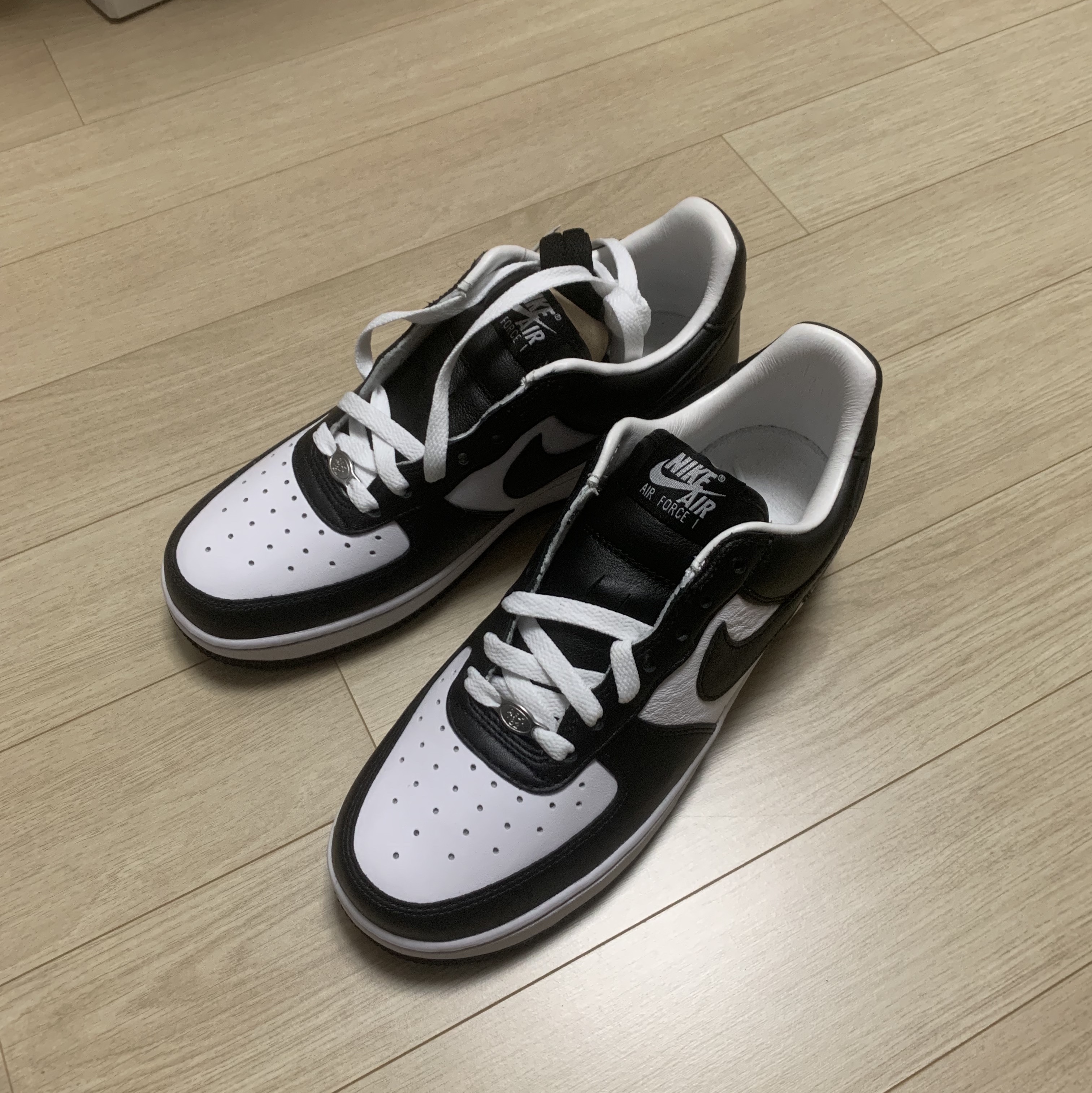 Nike x Terror Squad Air Force 1 Low QS Blackout 착용 스타일 - 1