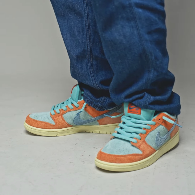 Nike SB Dunk Low Pro Premium Orange and Emerald Rise 착용 스타일 - 3