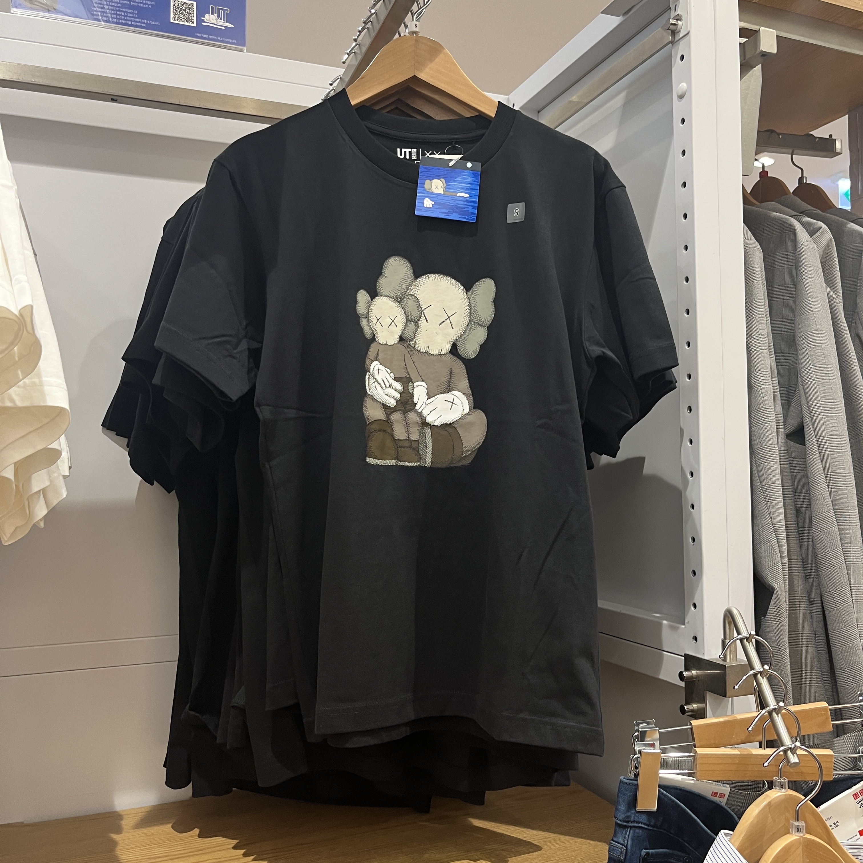 Uniqlo UT x Kaws Long Sleeve Sweatshirt Black, Nike Air Force 1 Mid '07 WB Flax 착용 스타일 - 2