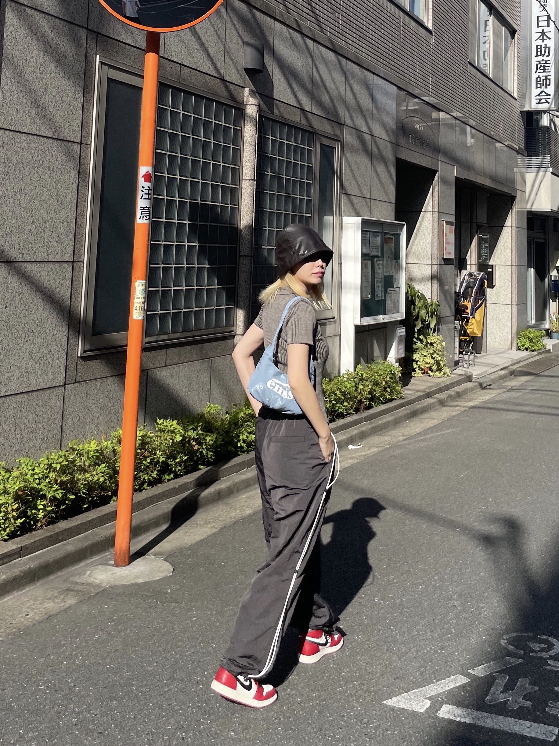 (W) Mischief Knitted Two Tone Short Sleeve Beige-Black, Jordan 1 Retro High OG Chicago 2022 착용 스타일 - 1