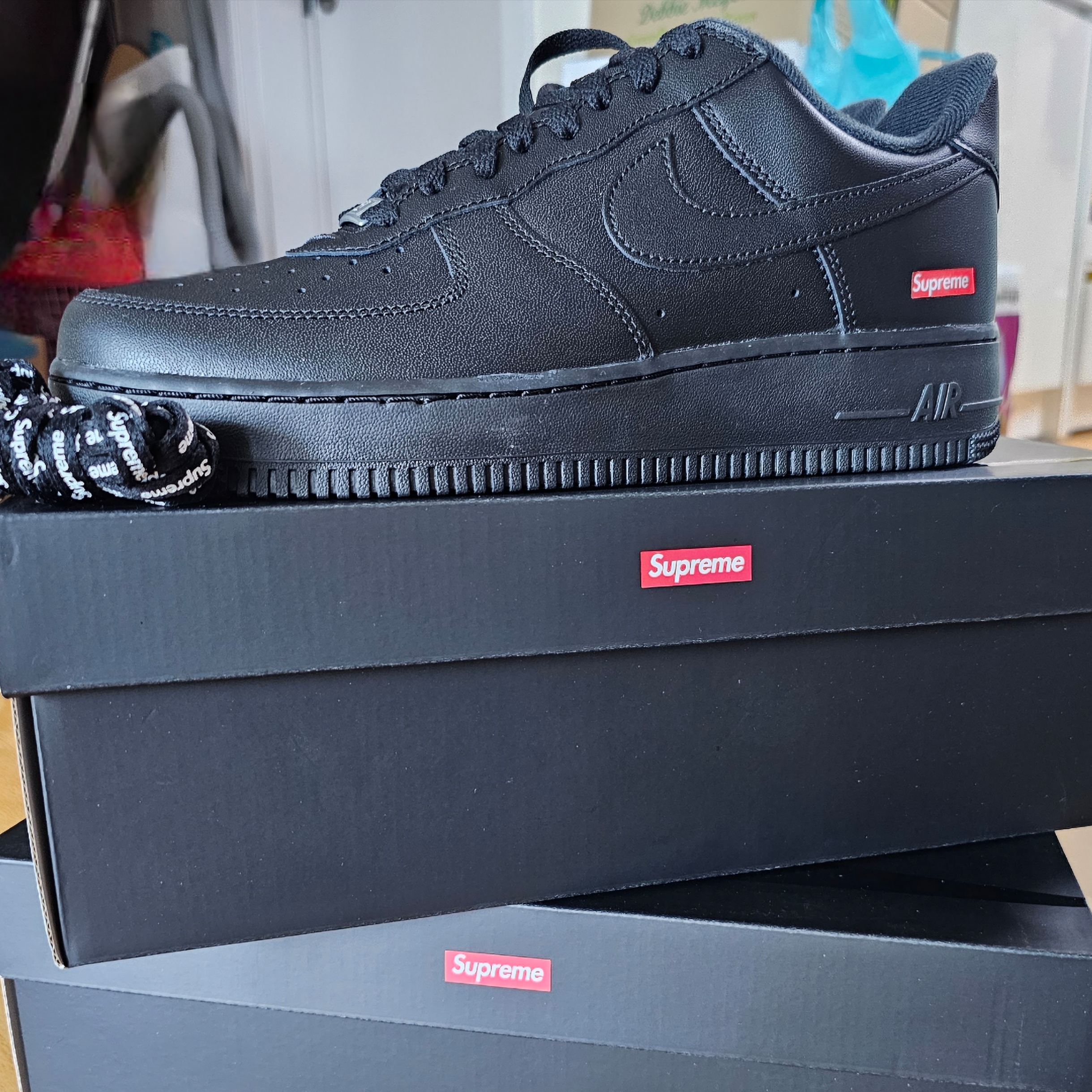 Nike x Supreme Air Force 1 Low Black 착용 스타일 - 2