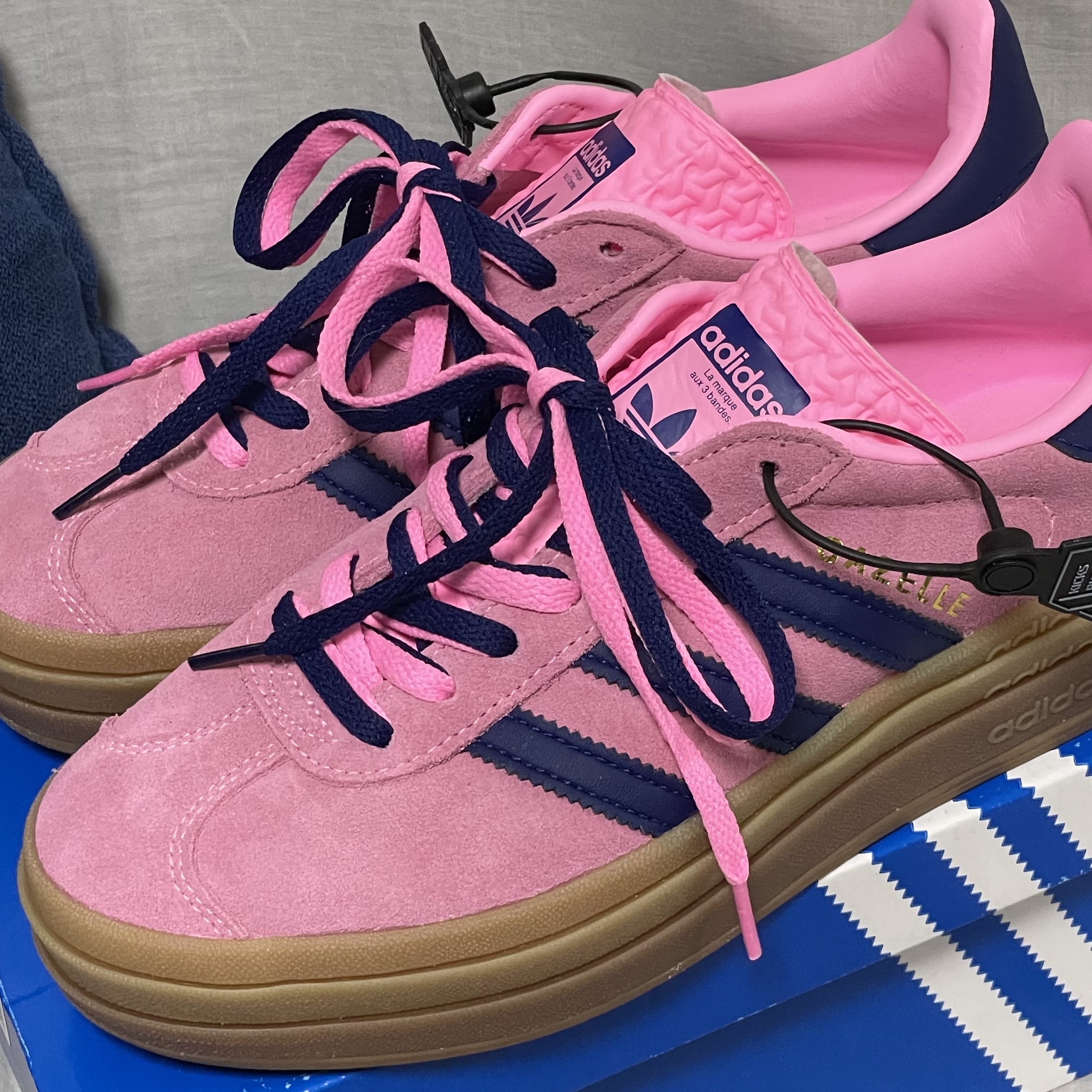 (W) Adidas Gazelle Bold Pink Glow Victory Blue 착용 스타일
