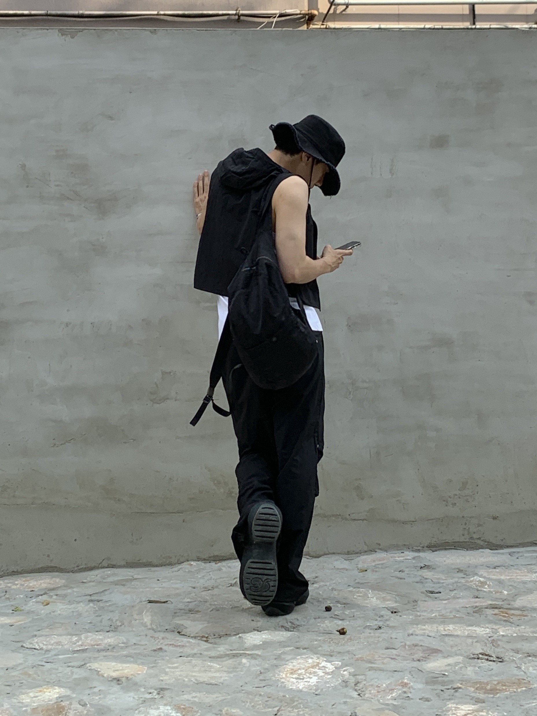 Jacquemus Le Bob Artichaut Bucket Hat Black, (W) Prada Ribbed Knit Jersey Tank Top White 착용 스타일 - 4