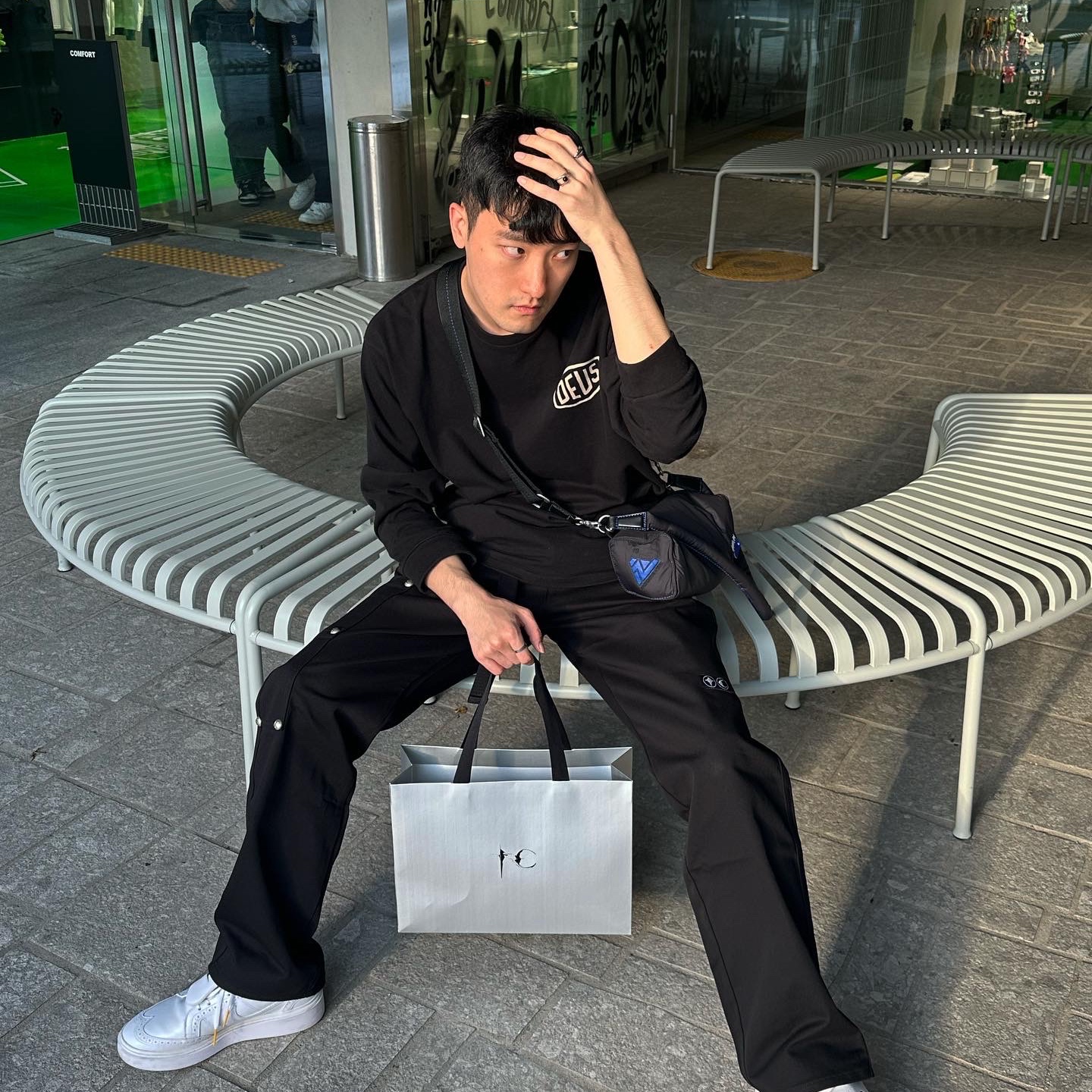 Ader Error x Zara Shoulder Bag Black, Deus Ex Machina Seoul College Long Sleeve T-Shirt Black 착용 스타일