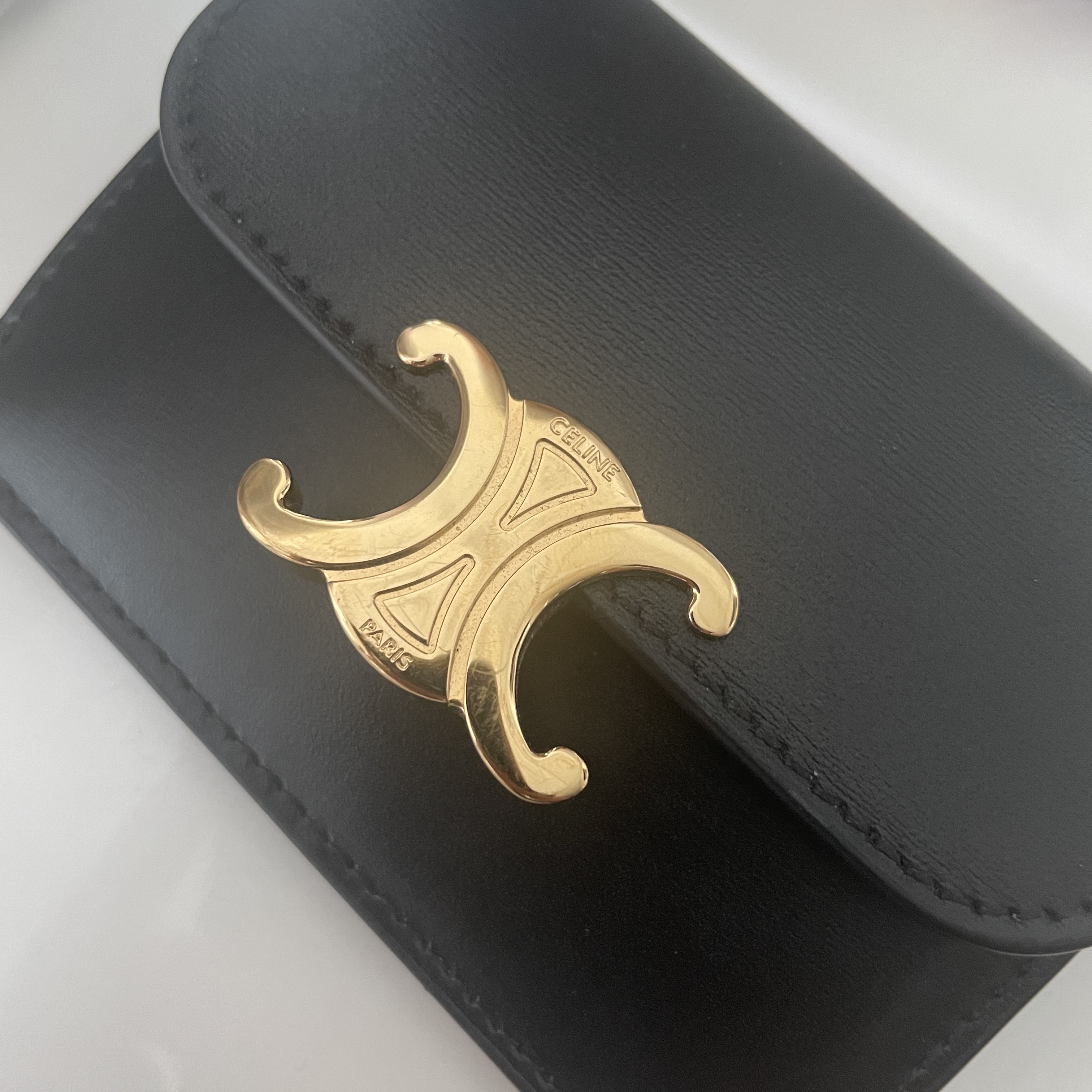 Celine Card Holder with Flap in Shiny Calfskin Black 착용 스타일