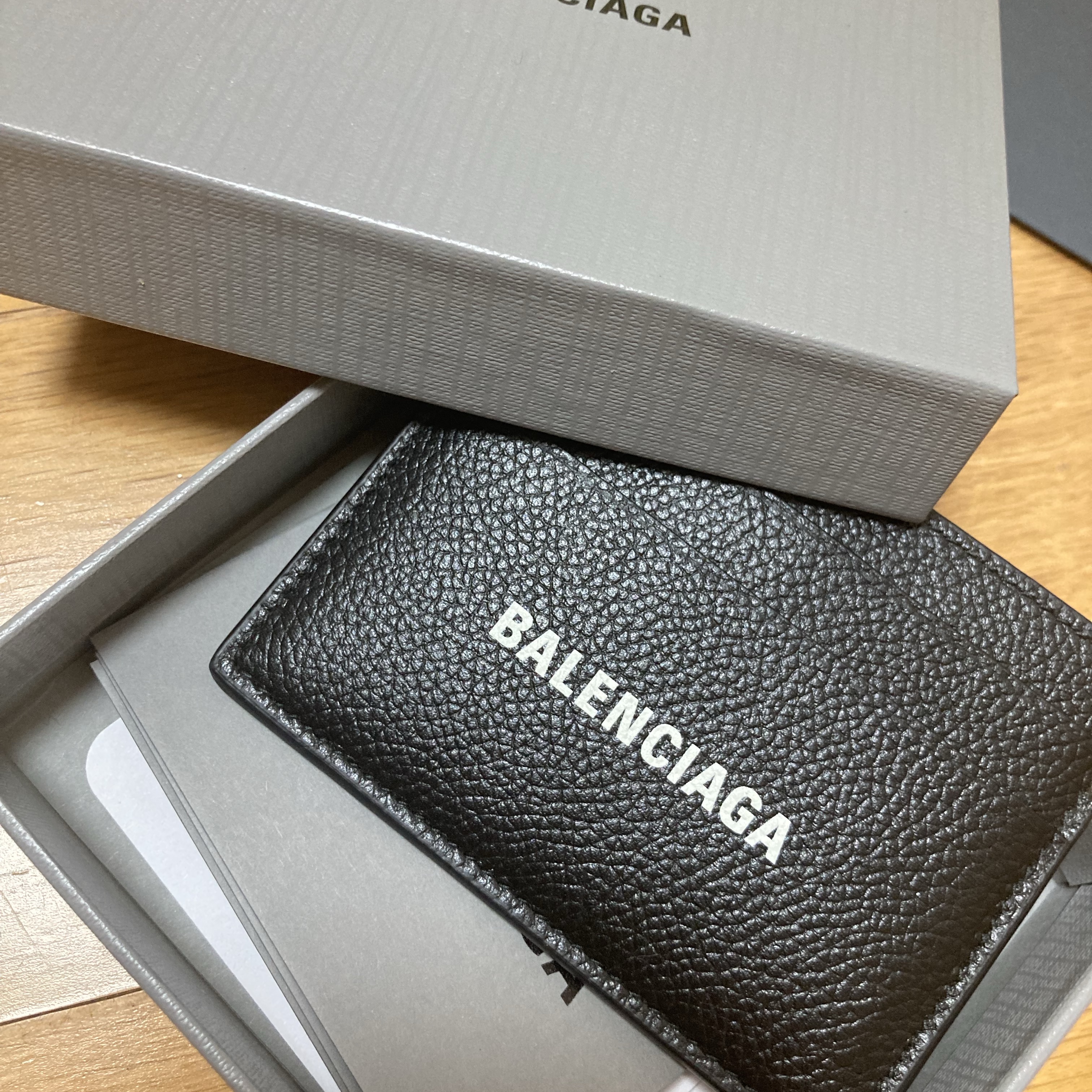 Balenciaga Cash Card Holder Black 착용 스타일