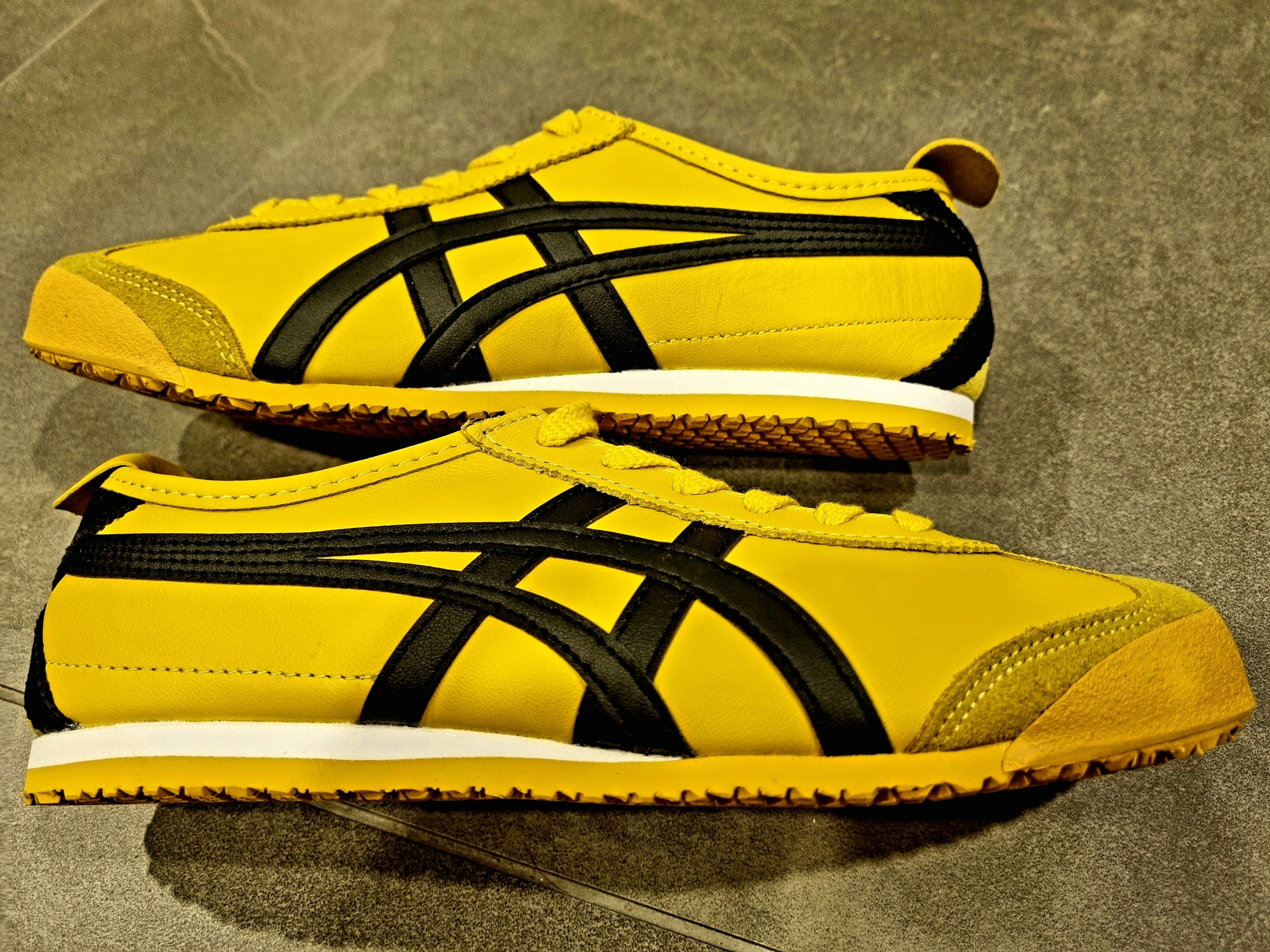 Onitsuka Tiger Mexico 66 Yellow Black 착용 스타일 - 2