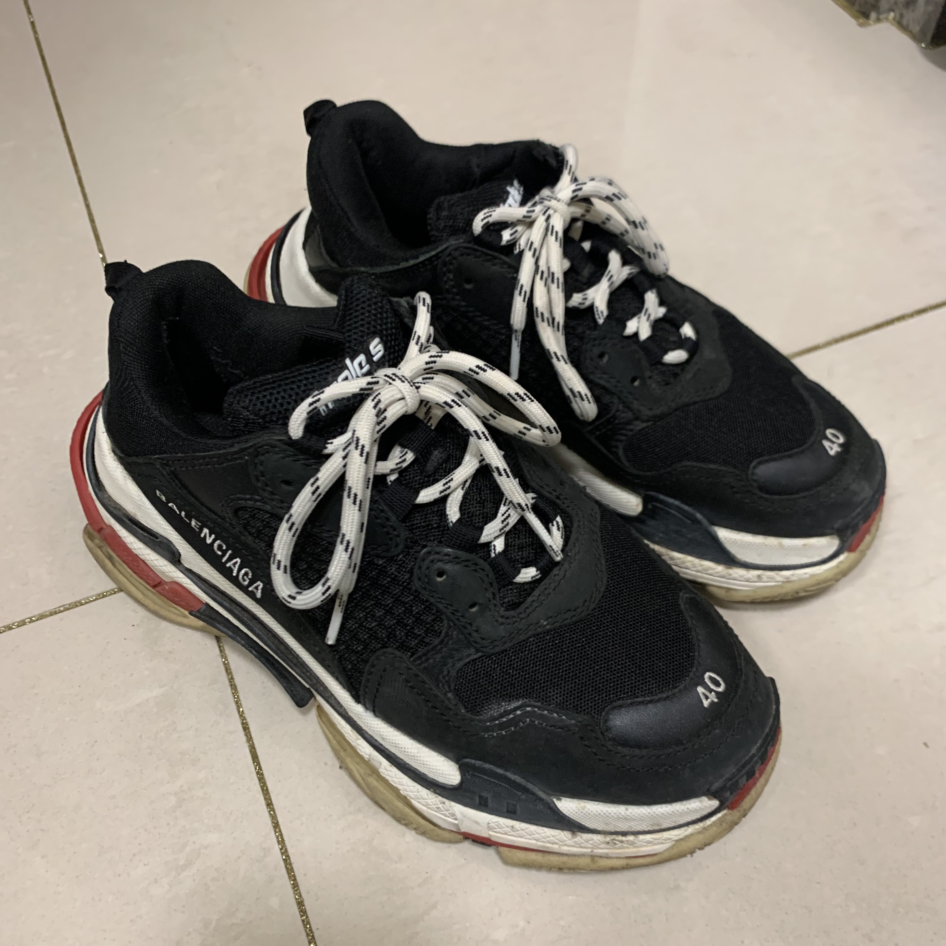 Balenciaga Triple S Trainer Black White Red 2018 착용 스타일