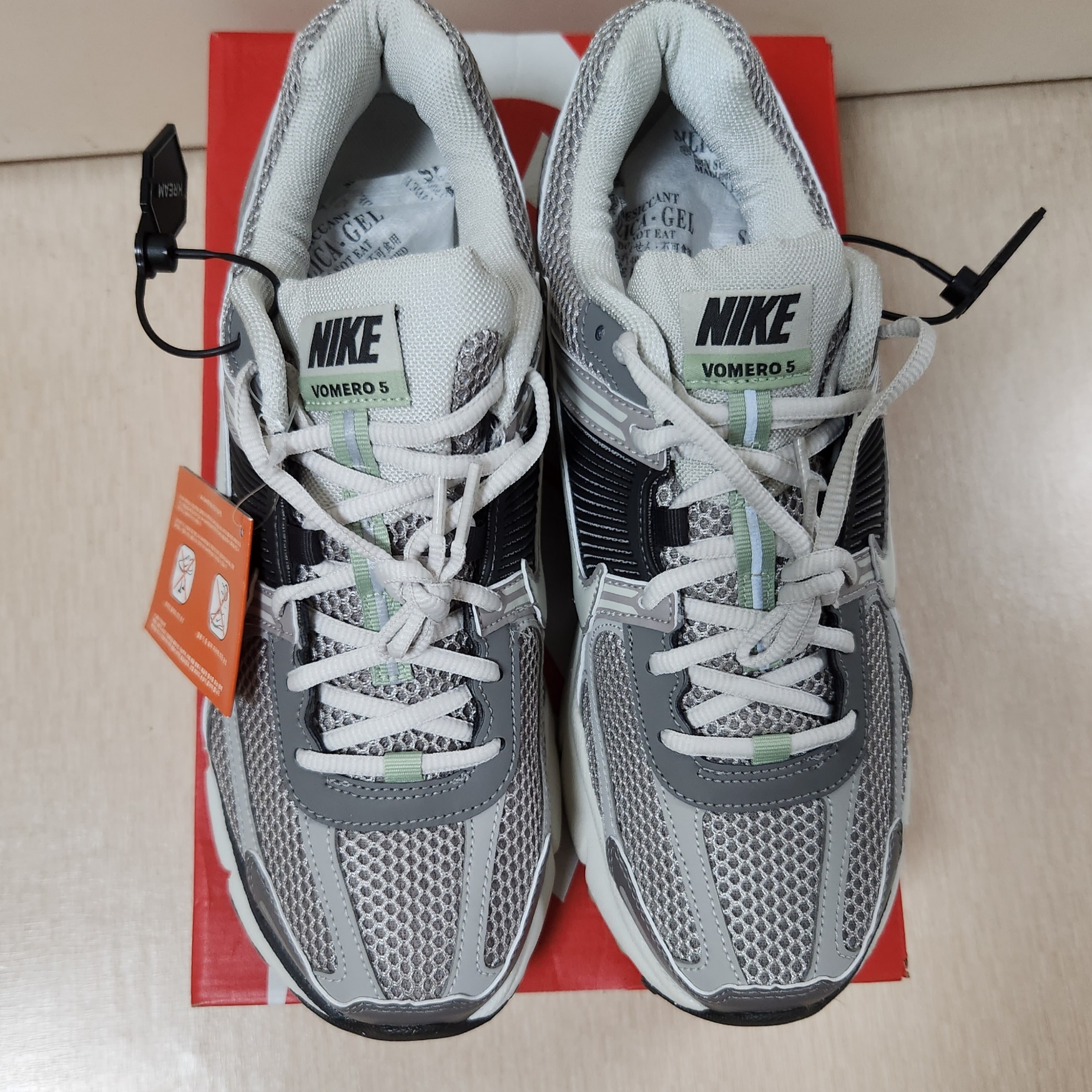 (W) Nike Zoom Vomero 5 Cobblestone and Flat Pewter 착용 스타일 - 3
