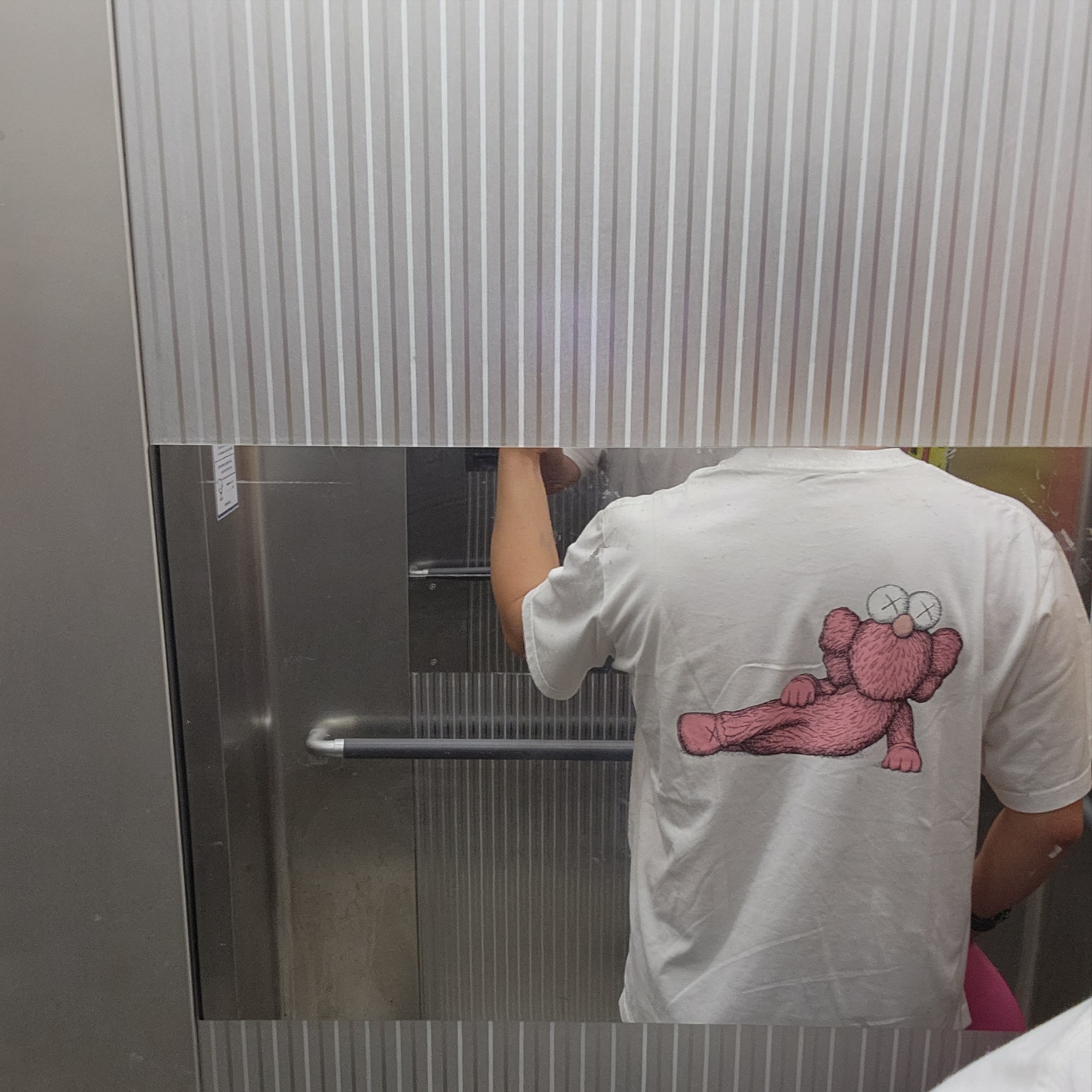 Uniqlo UT x Kaws Short Sleeve Graphic T-Shirt White 착용 스타일