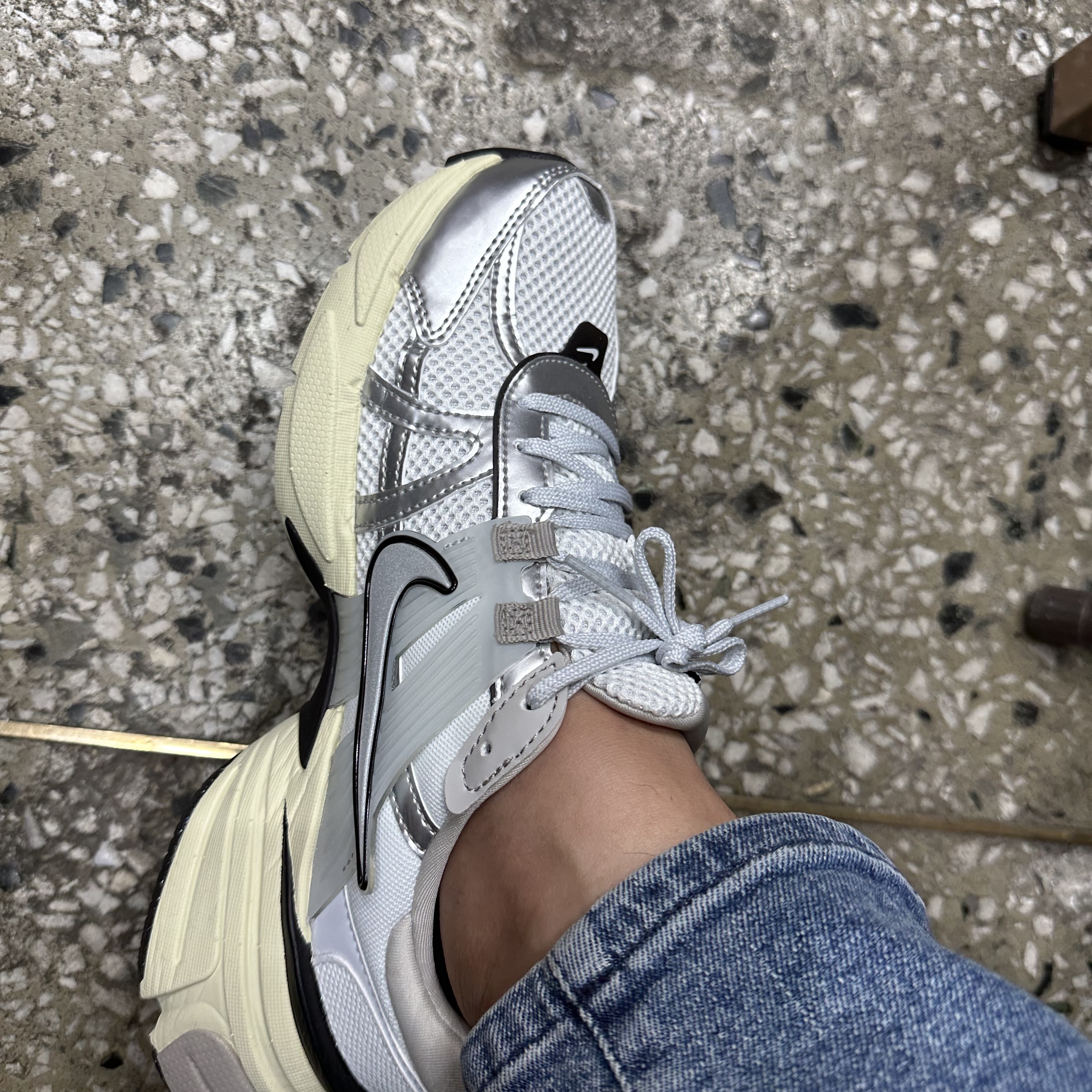 Nike V2K Run Summit White Metallic Silver 착용 스타일