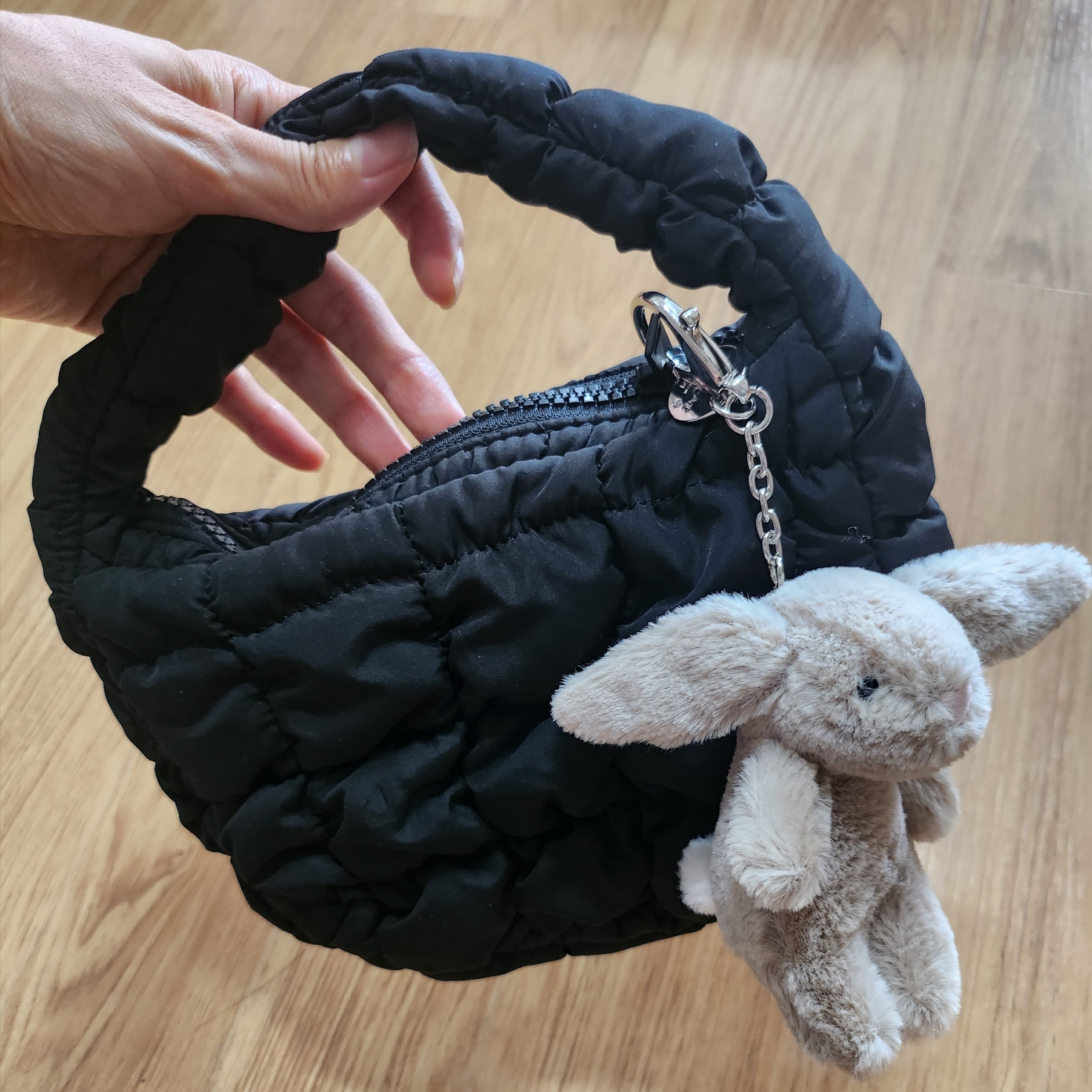 Jellycat Bashful Bunny Bag Charm Beige, COS Quilted Micro Bag Black 착용 스타일