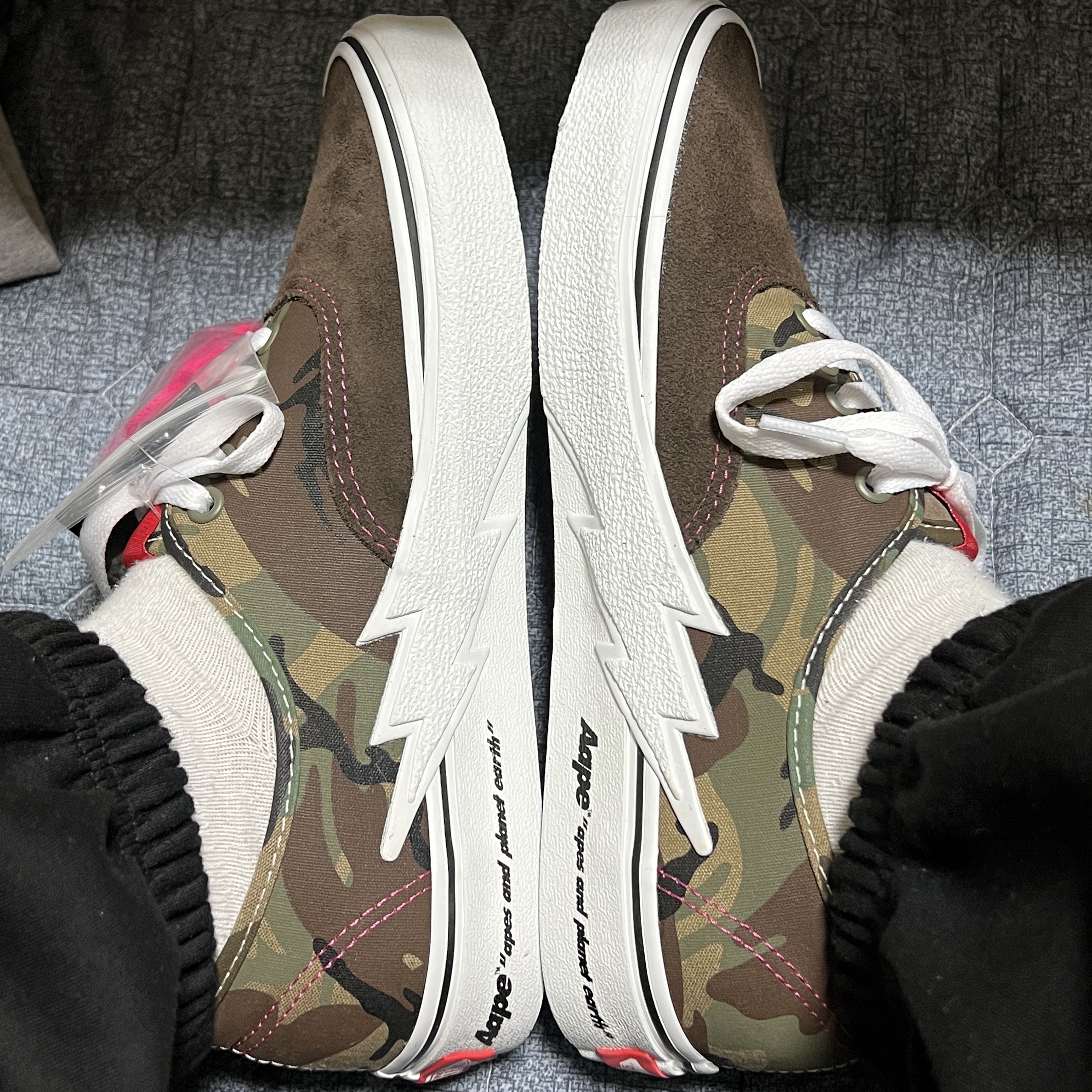 Vans x AAPE Authentic Bolt Khaki 착용 스타일 - 2