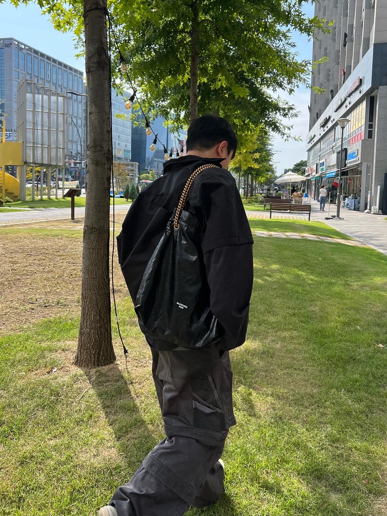 Balenciaga Crush Medium Tote Bag Black, Farfromwhat Far Layered Work Pants Charcoal 착용 스타일 - 2