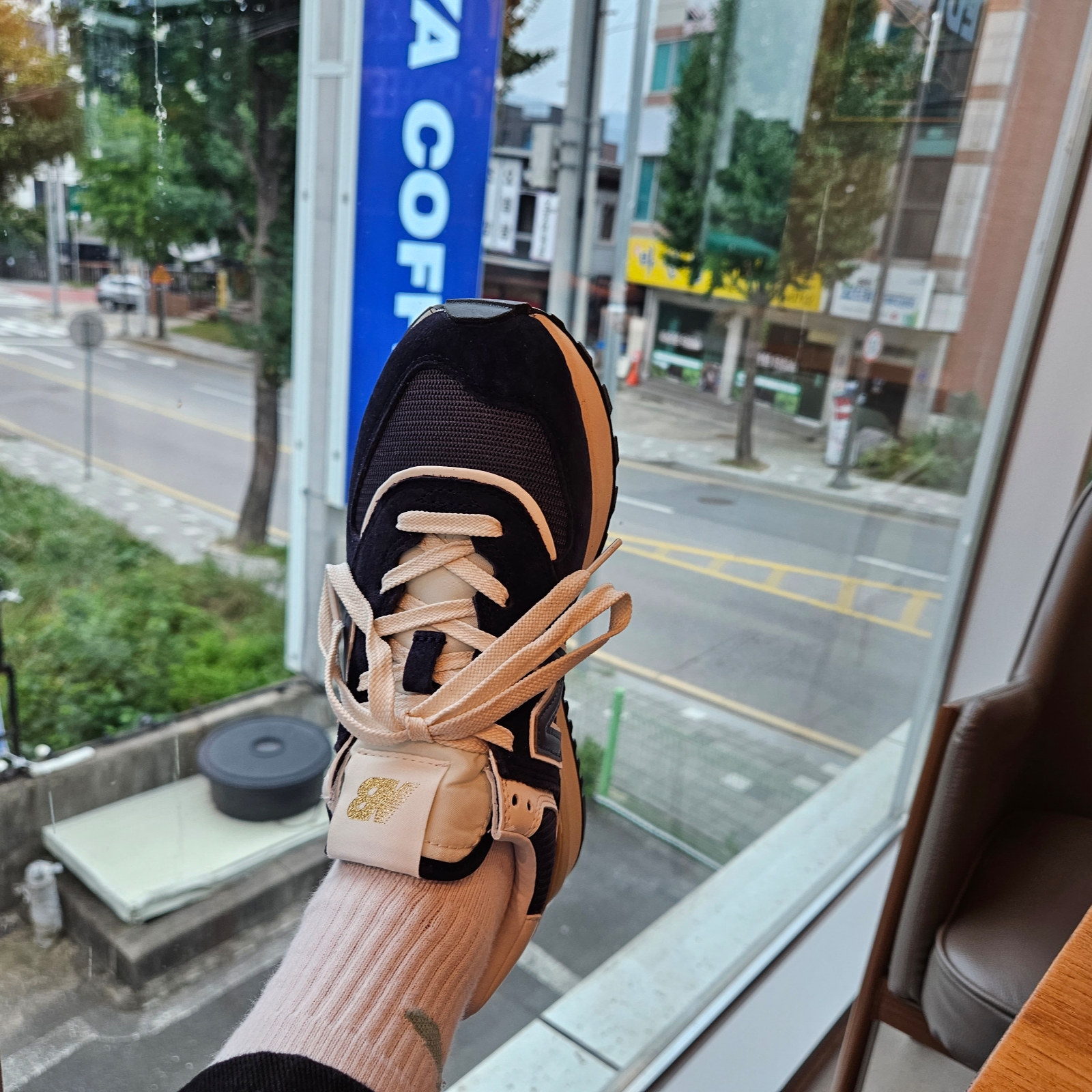 New Balance 574 Legacy Navy 착용 스타일 - 2