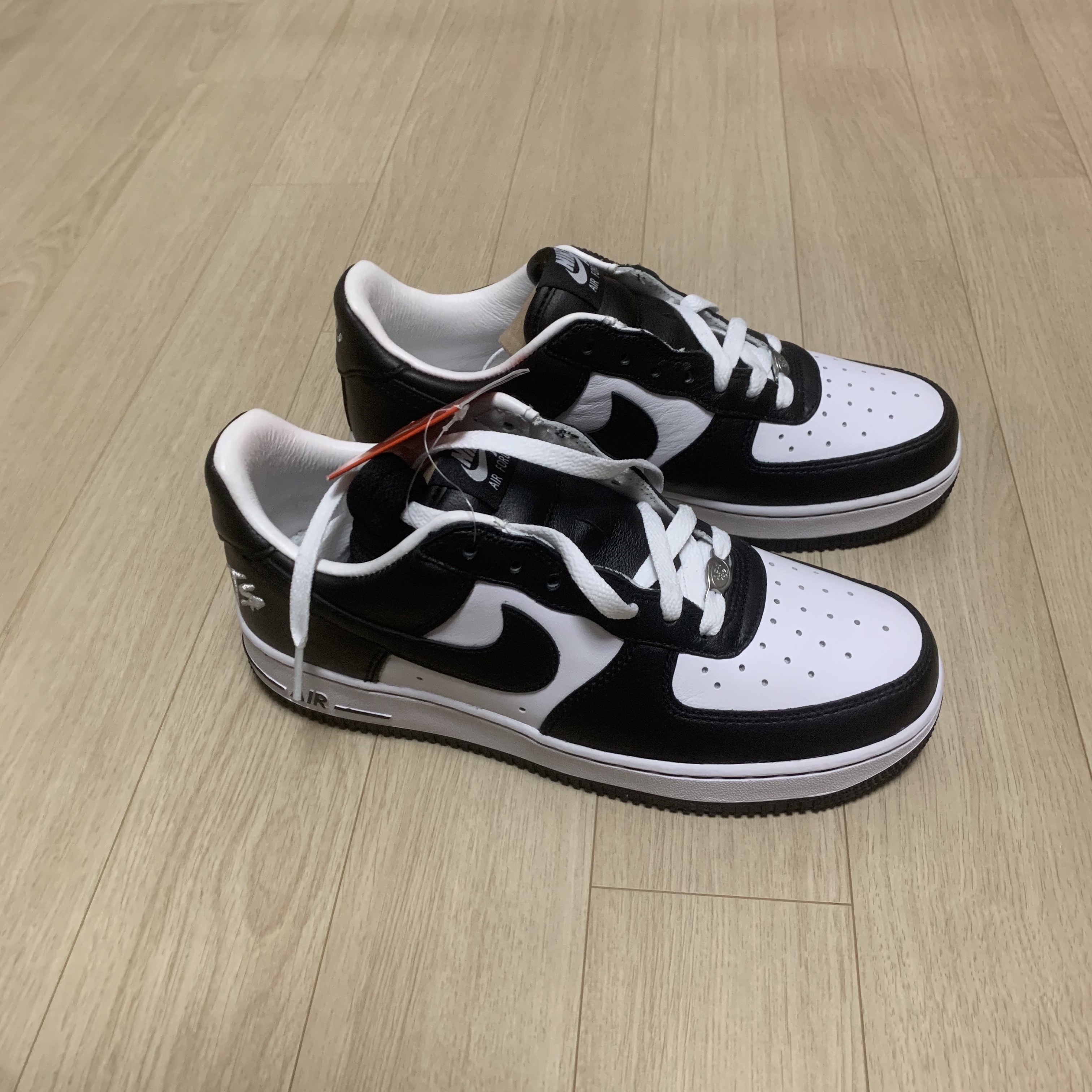 Nike x Terror Squad Air Force 1 Low QS Blackout 착용 스타일 - 4