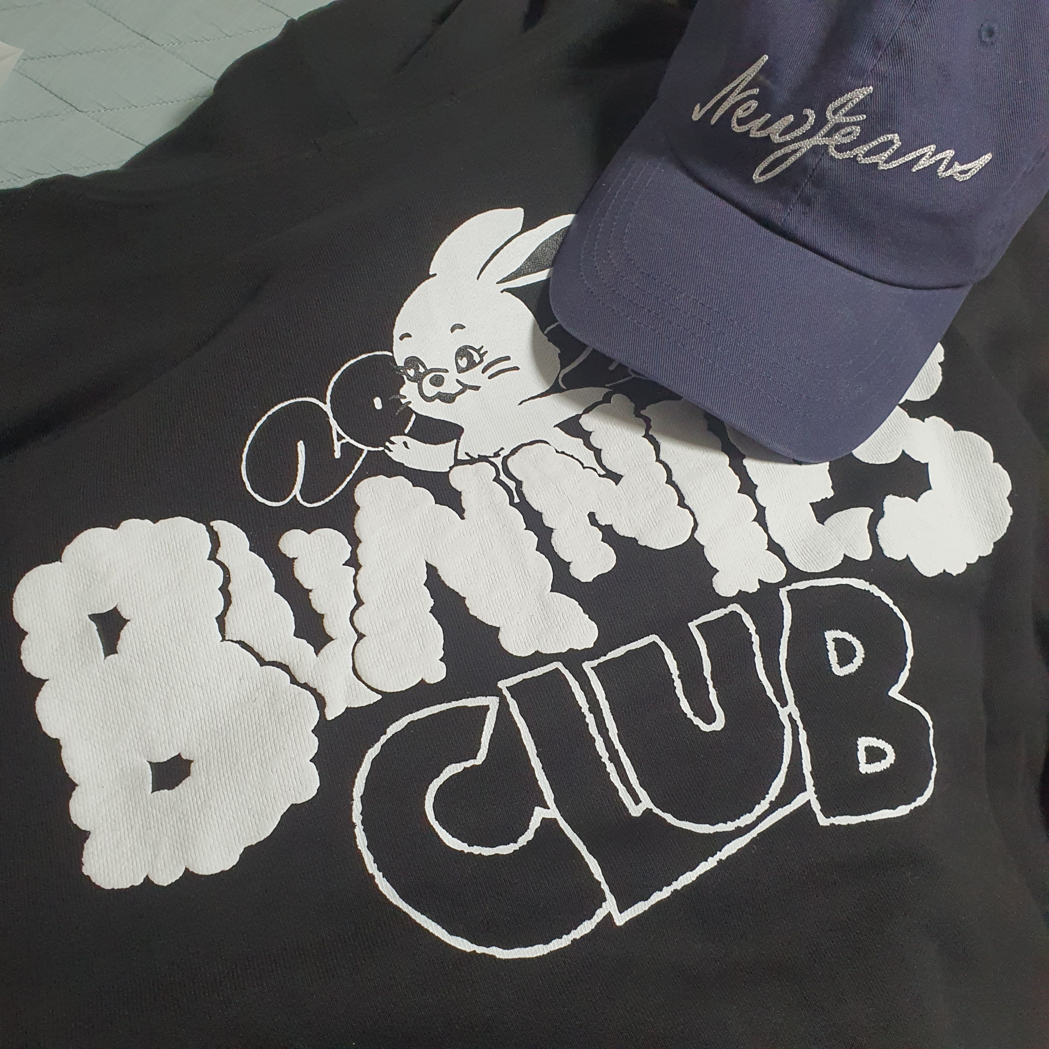 NewJeans Hoodie Black, NewJeans Get Up Ball Cap 착용 스타일