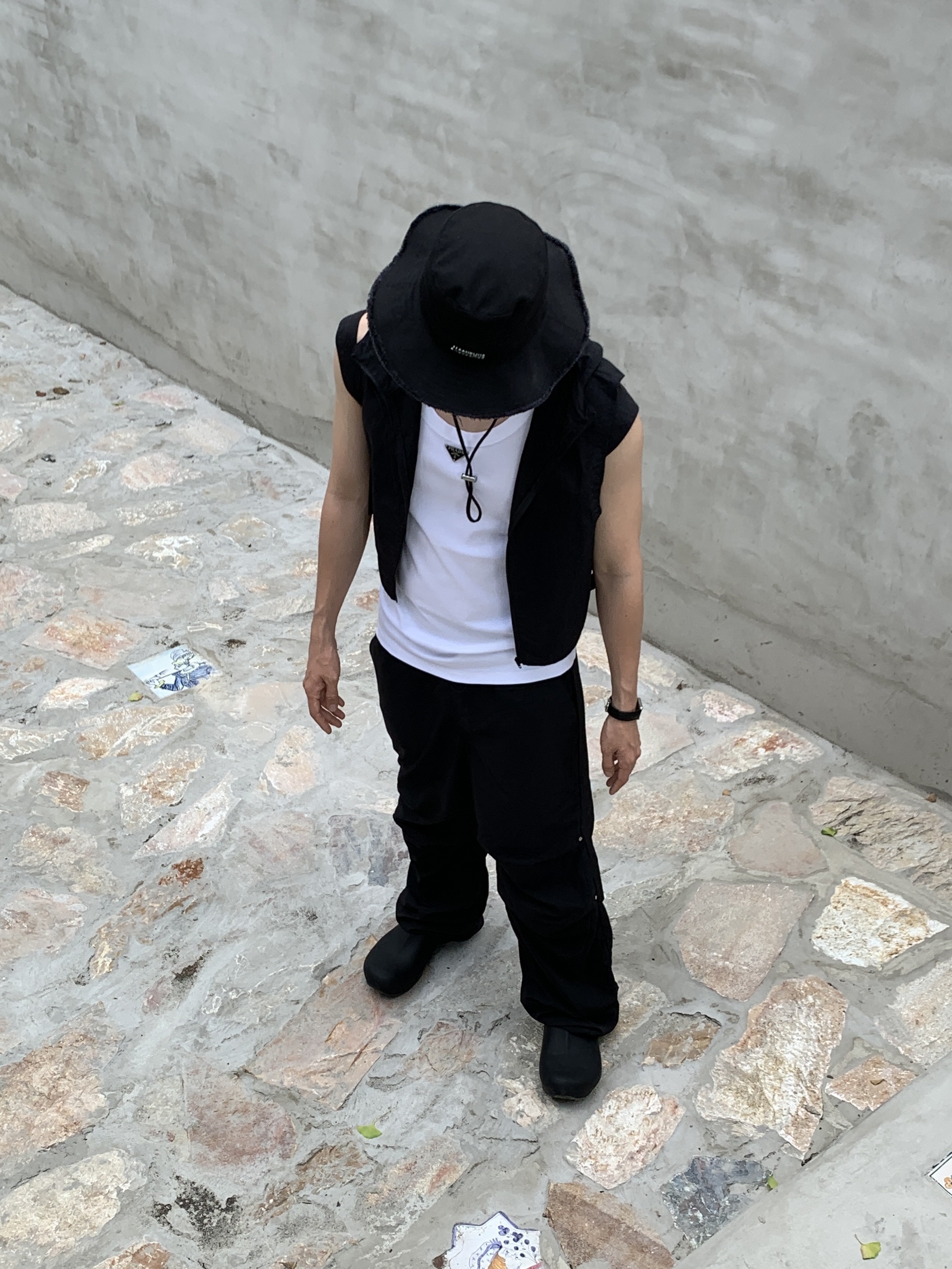 Jacquemus Le Bob Artichaut Bucket Hat Black, (W) Prada Ribbed Knit Jersey Tank Top White 착용 스타일 - 3