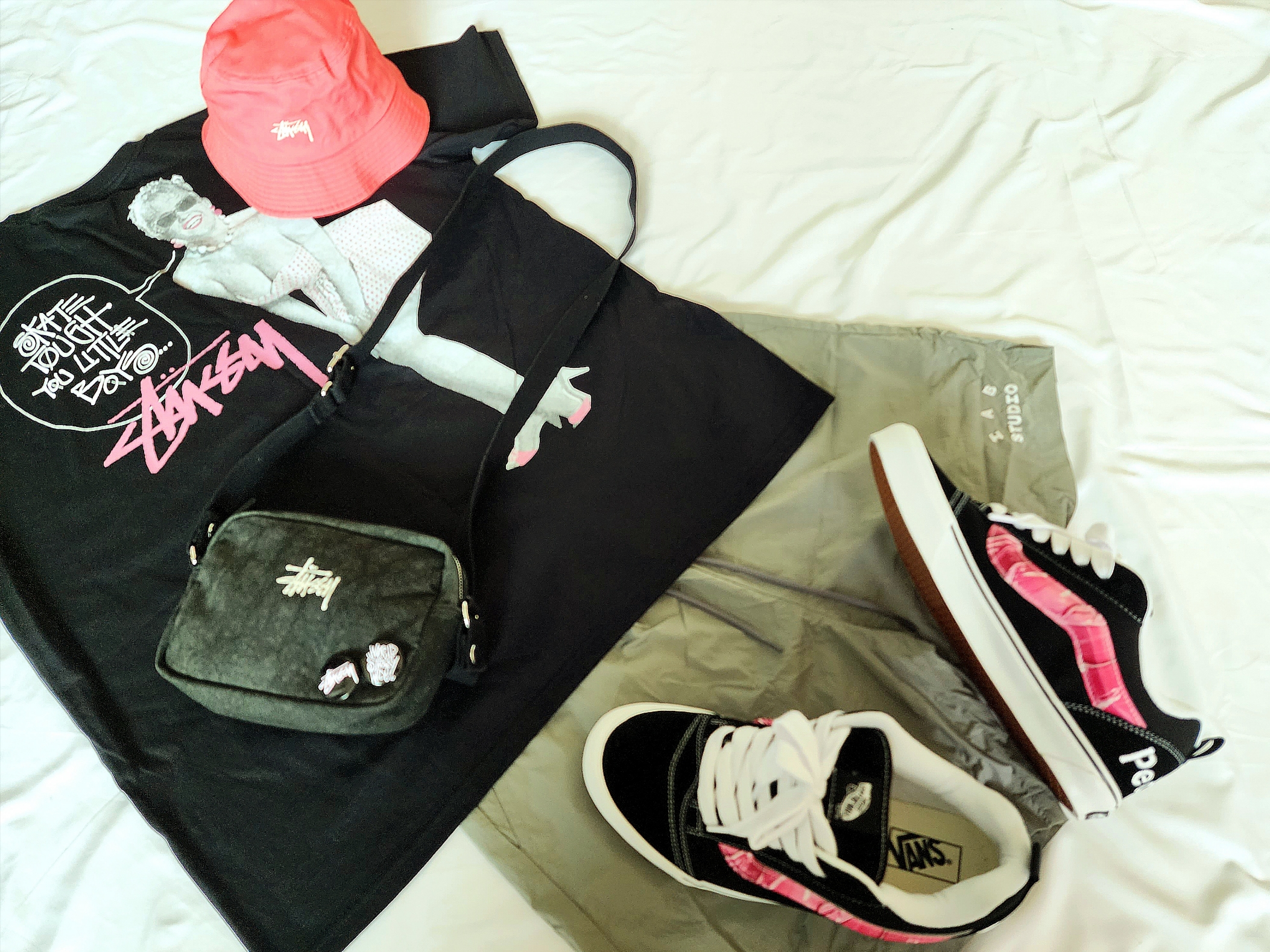 Stussy Washed Stock Bucket Hat Pink, Stussy Skate Tough T-Shirt Black 착용 스타일 - 2