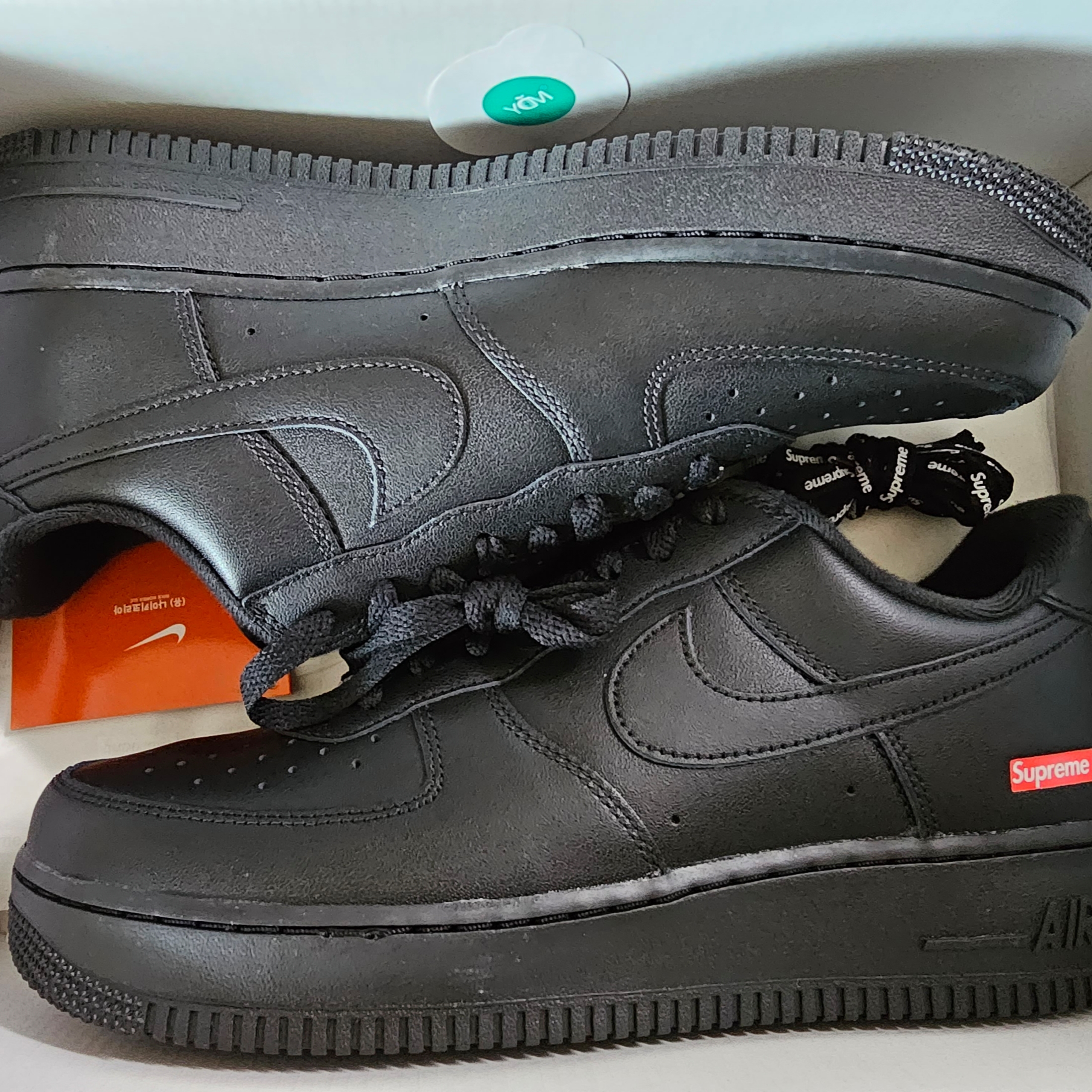 Nike x Supreme Air Force 1 Low Black 착용 스타일 - 1