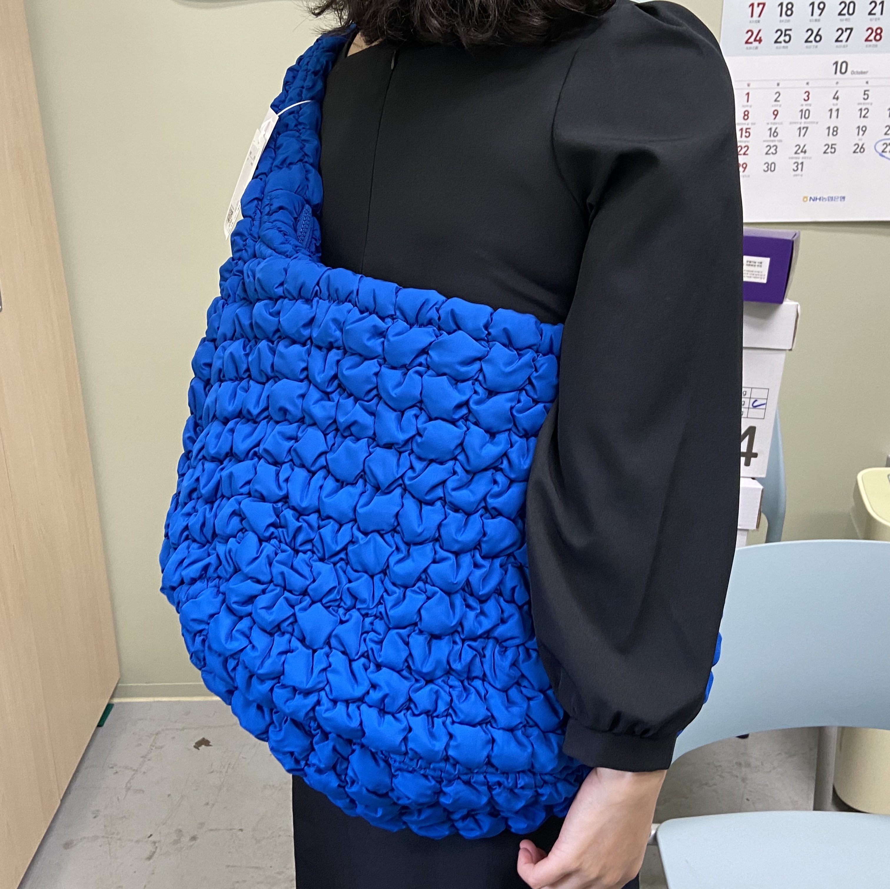 COS Quilted Oversized Shoulder Bag Blue 착용 스타일 - 2