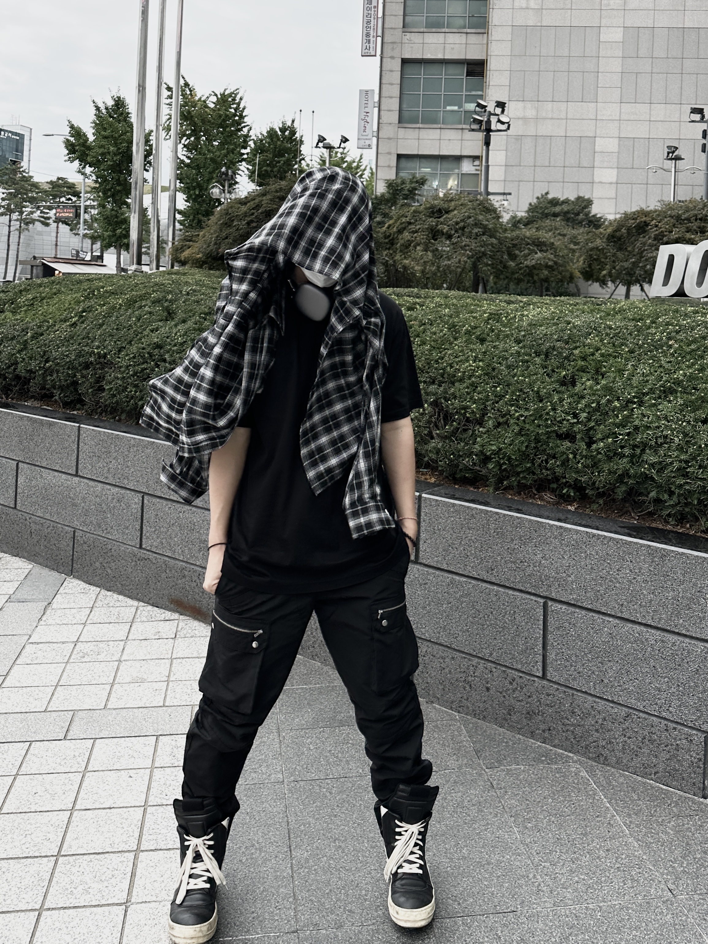 Rick Owens Geobasket Full Grain Calf Leather Strobe Sneakers Black Milk White, Permanent Archive Side Pocket Zip Pants Black 착용 스타일