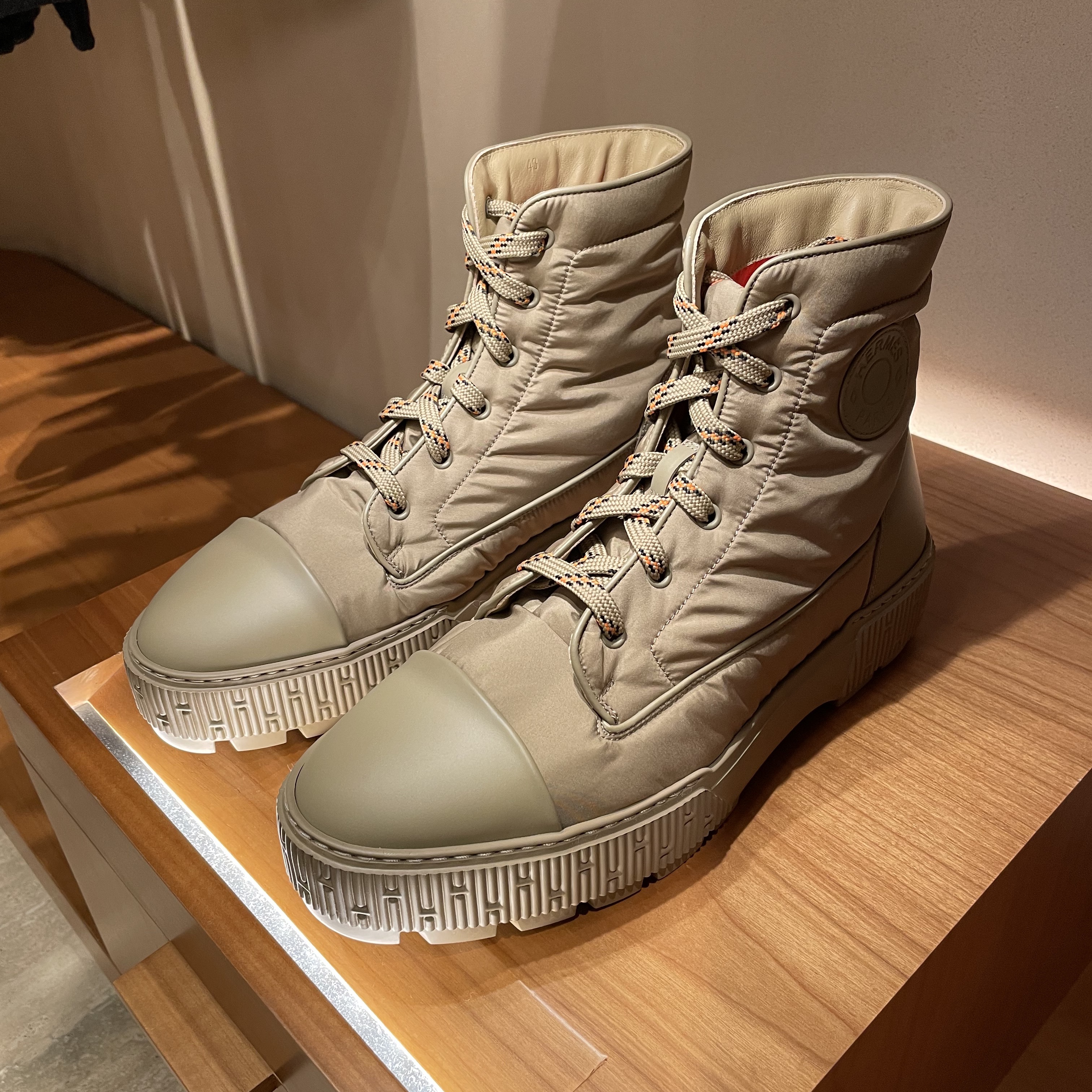(W) Hermes Fresh Ankle Boot Kaki, Hermes Bouncing Sneakers Mesh Suede Goatskin & Blanc Blanc 착용 스타일 - 1