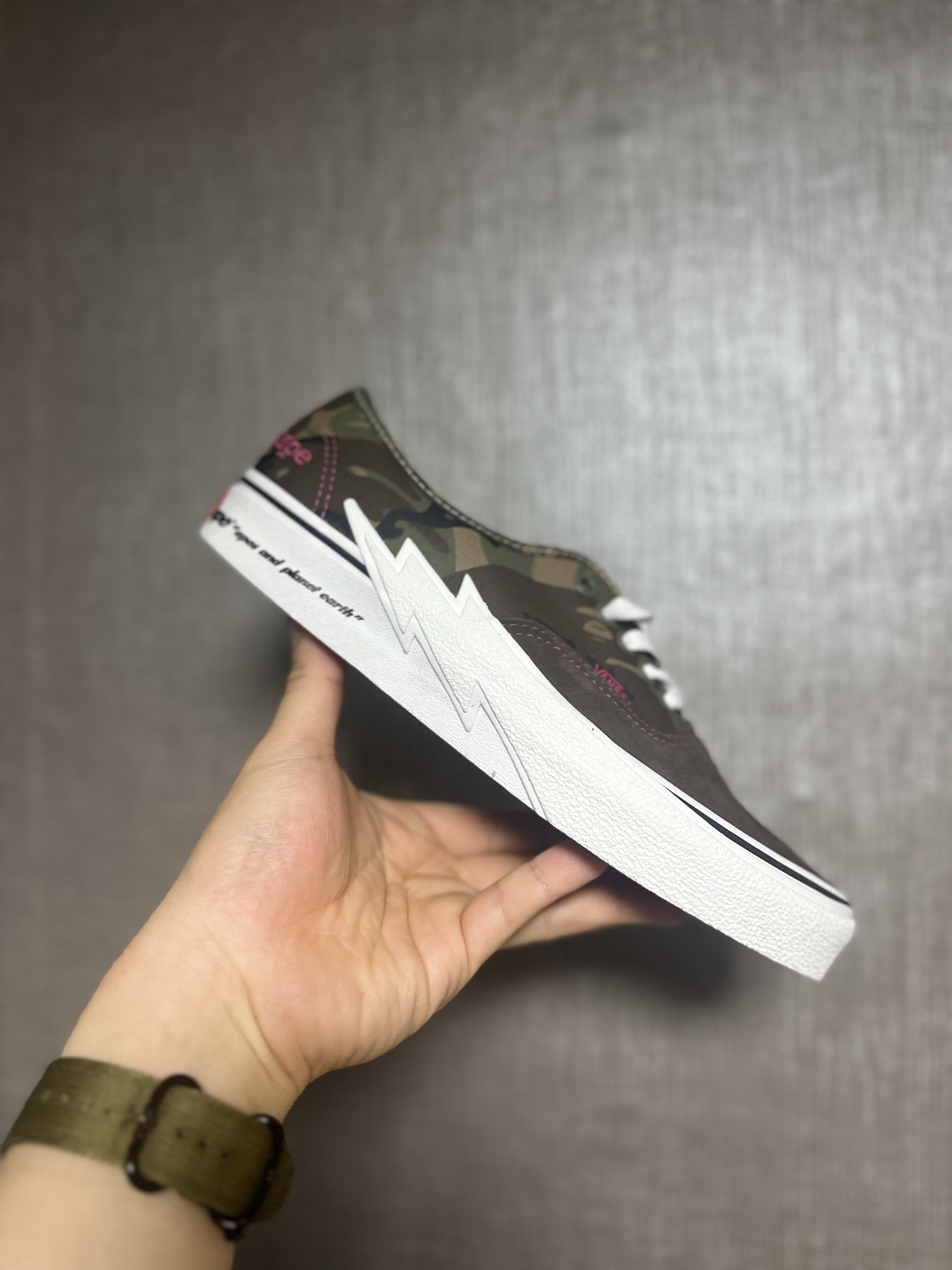 Vans x AAPE Authentic Bolt Khaki 착용 스타일 - 1