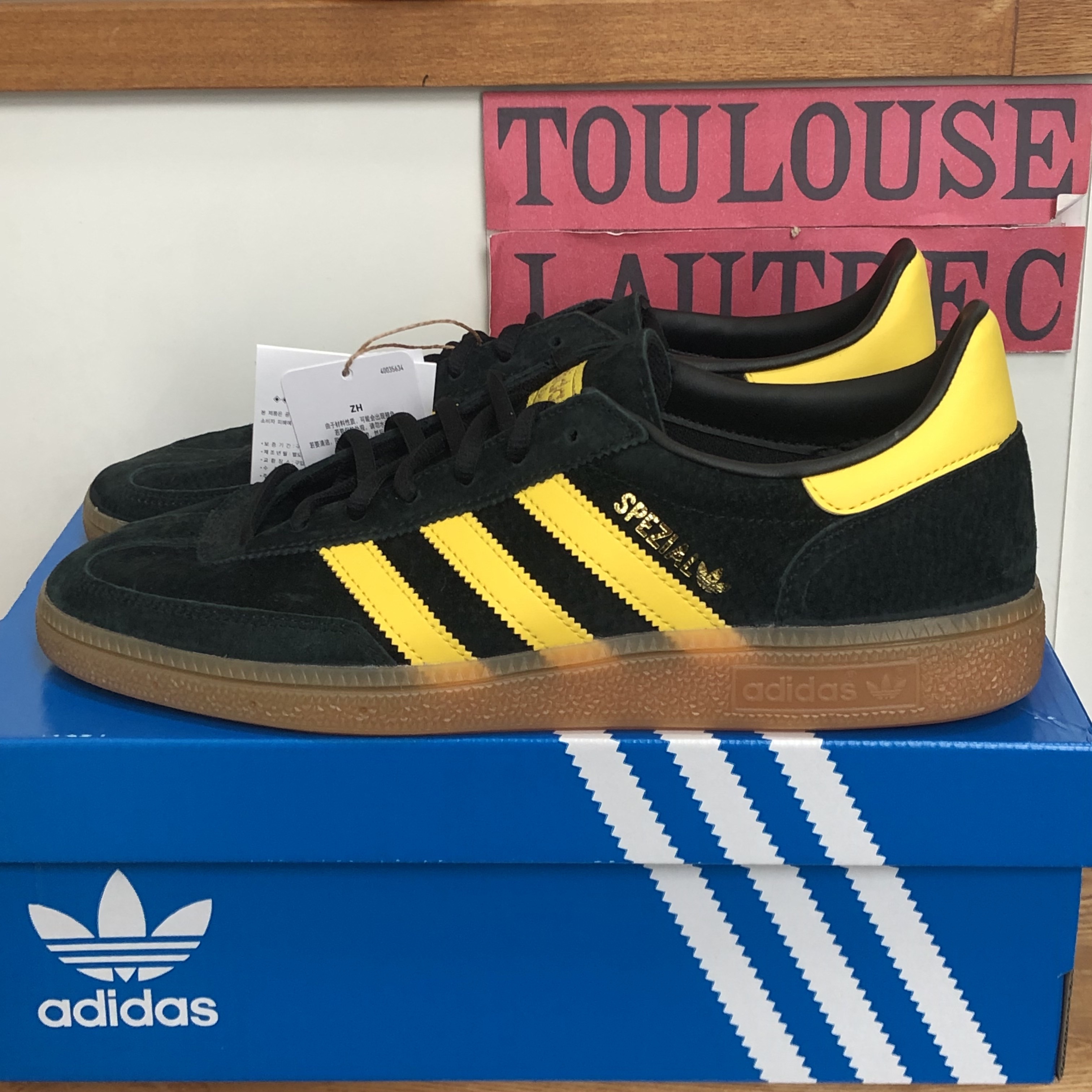 Adidas Spezial Handball Core Black Yellow 착용 스타일