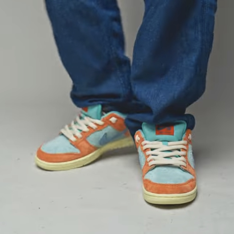 Nike SB Dunk Low Pro Premium Orange and Emerald Rise 착용 스타일 - 2
