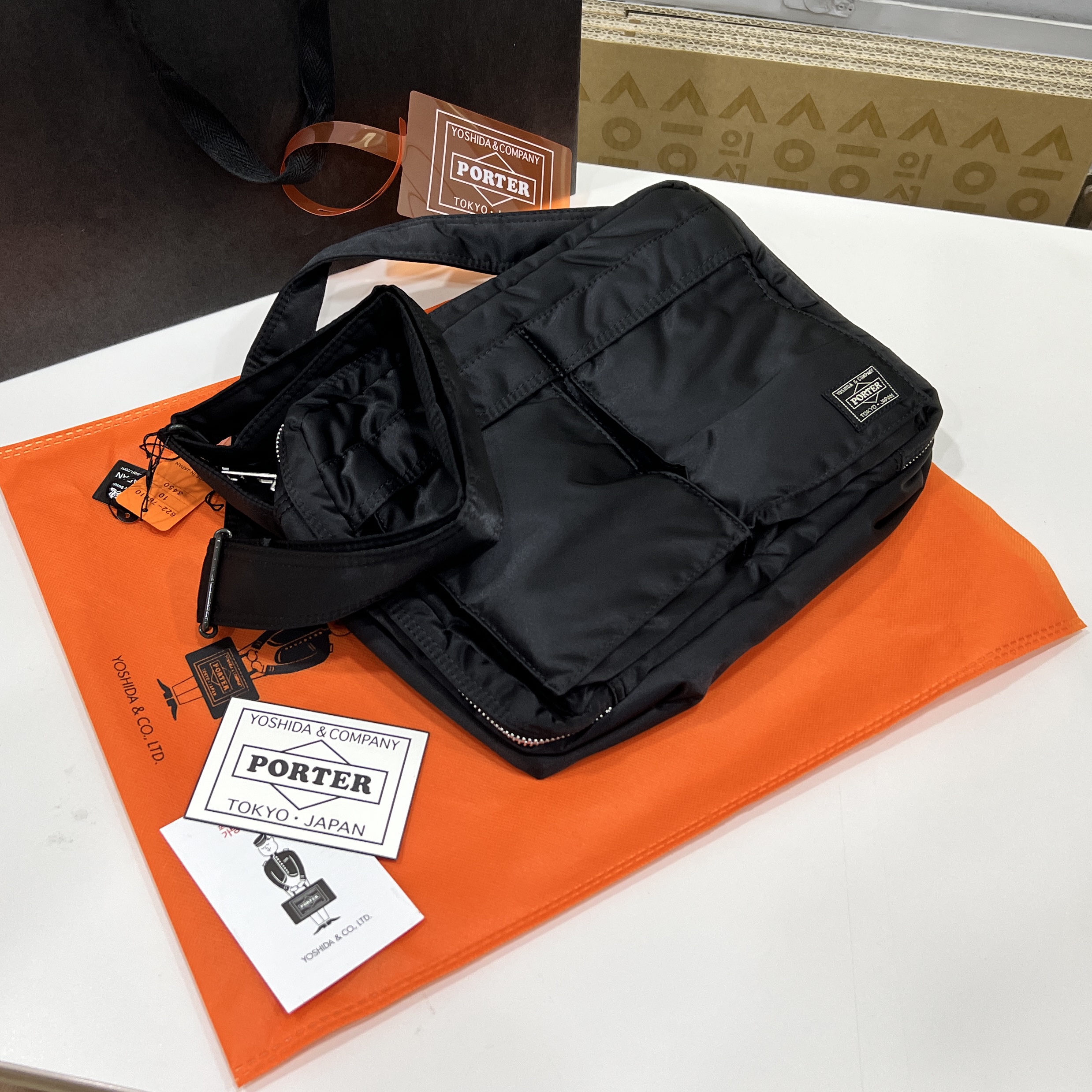 Porter Tanker Shoulder Bag L Black 착용 스타일