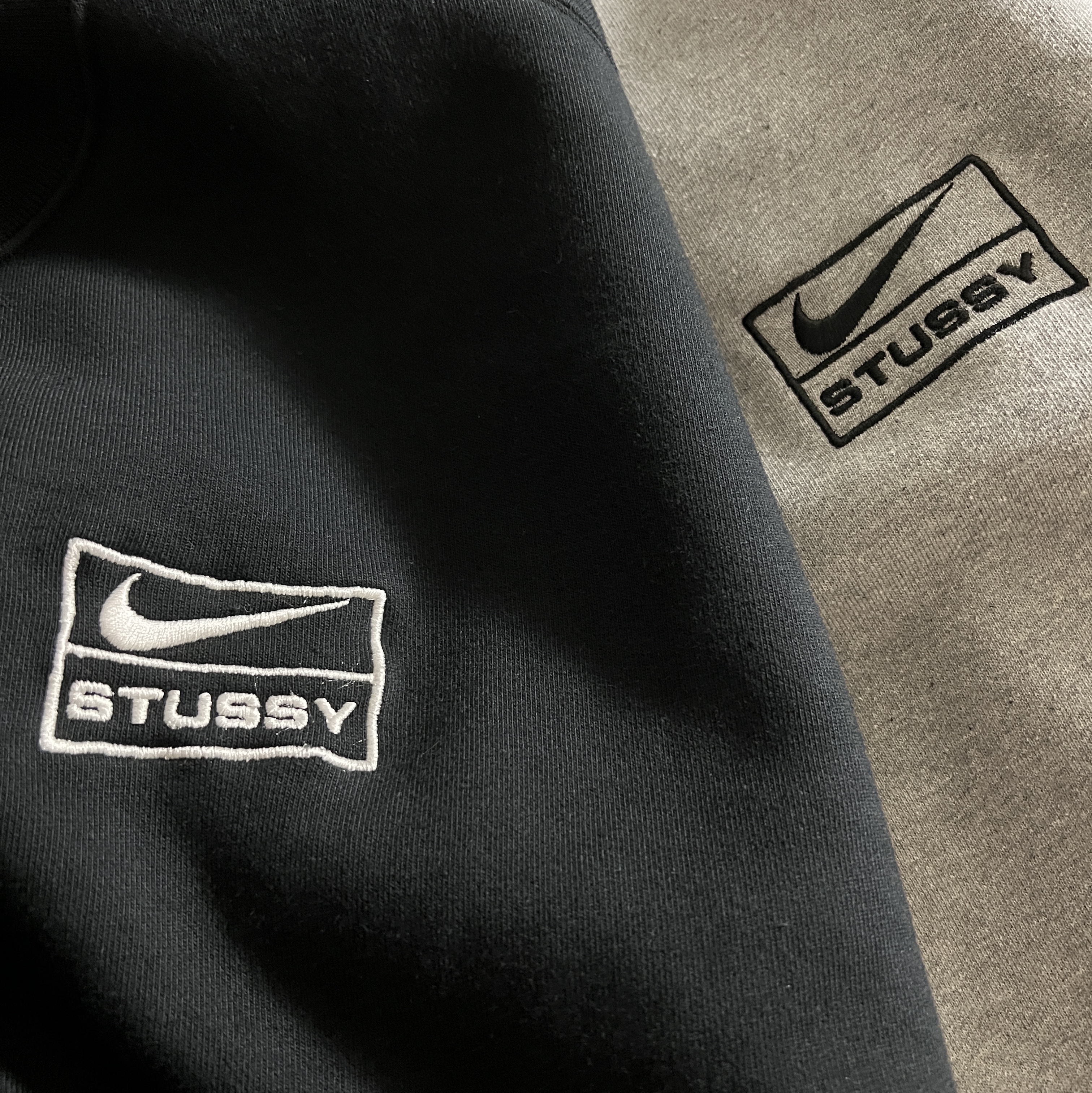 Nike x Stussy NRG Fleece Crewneck Dark Grey Heather (DO9337-063), Nike x Stussy NRG Washed Fleece Crewneck Black (DO5310-010) 착용 스타일 - 1