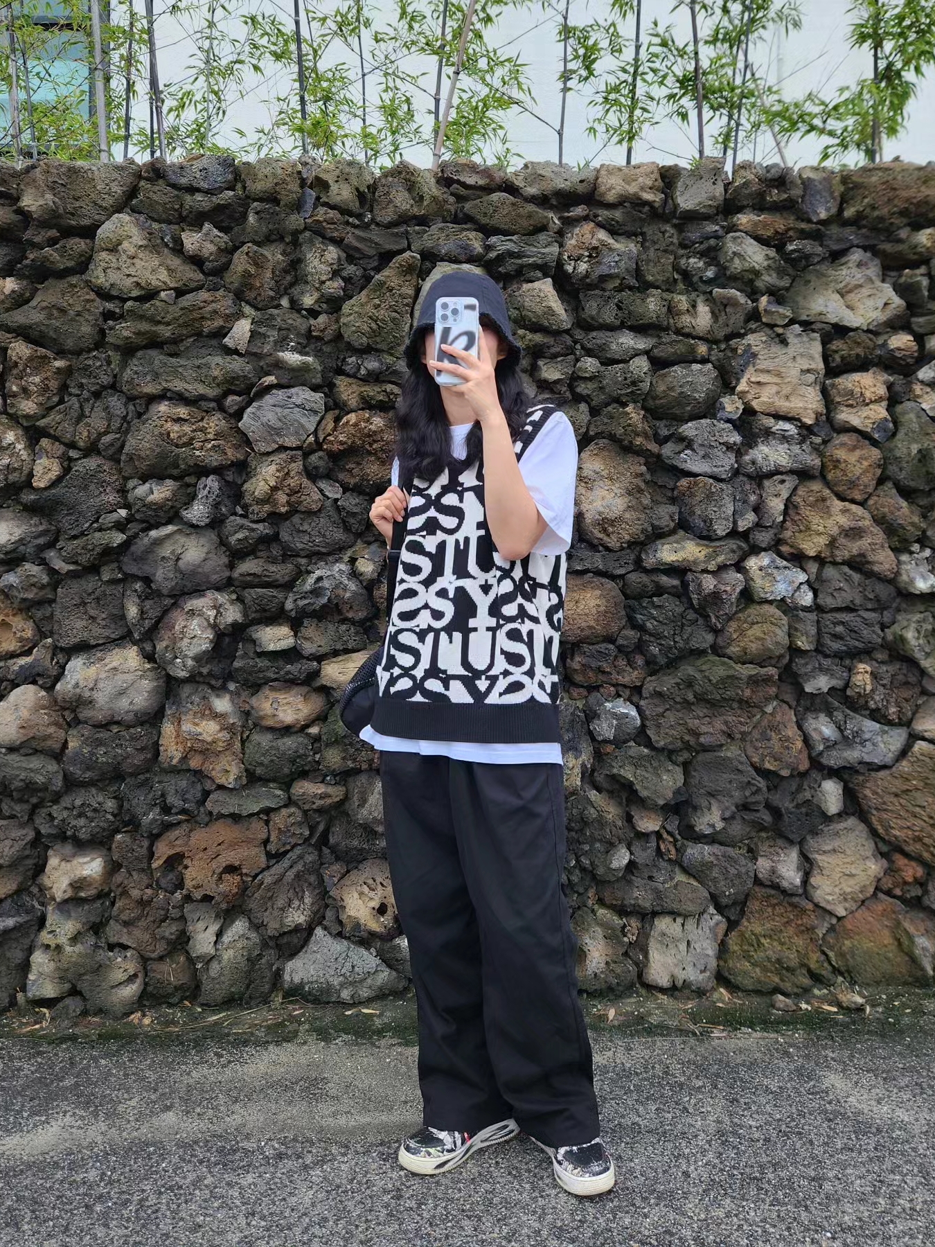 Stussy Stacked Sweater Vest Ivory, Nike x Peaceminusone Air Force 1 Low Para-Noise 착용 스타일 - 1