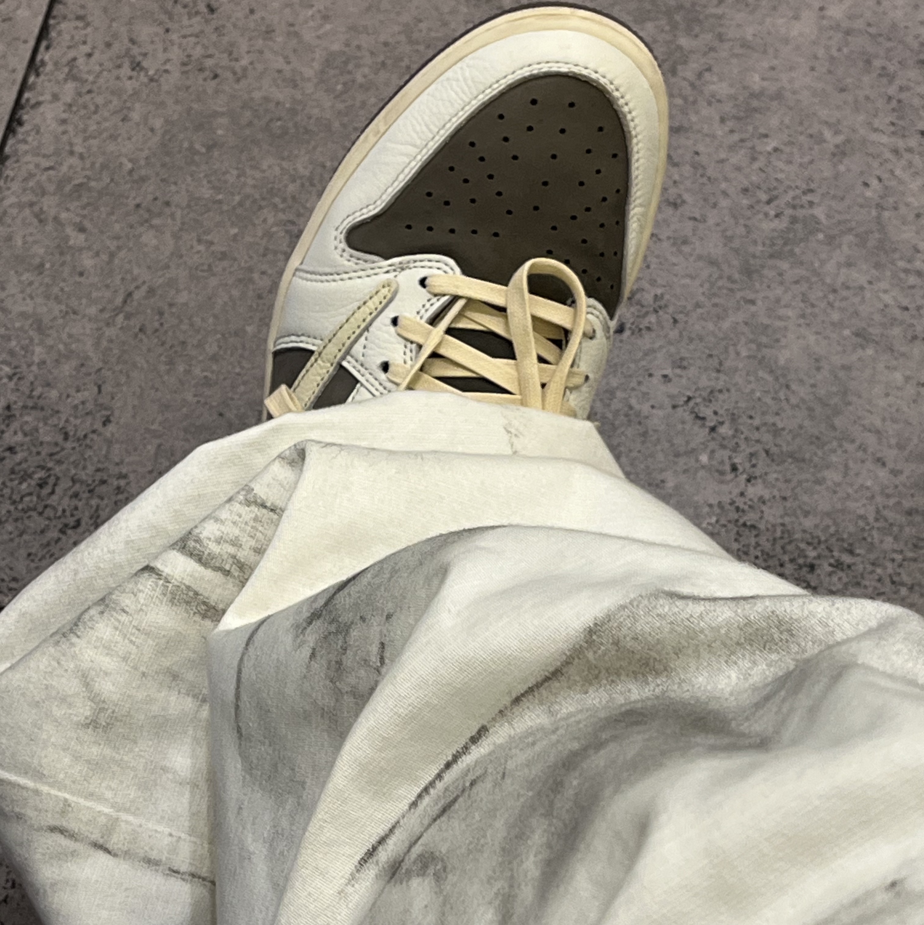 Jordan 1 x Travis Scott Retro Low OG SP Sail and Ridgerock 착용 스타일