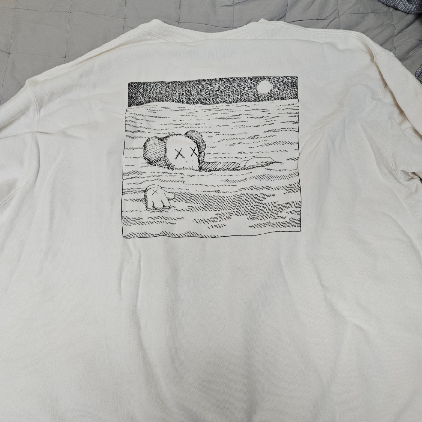 Uniqlo UT x Kaws Long Sleeve Sweatshirt Off White 착용 스타일 - 1