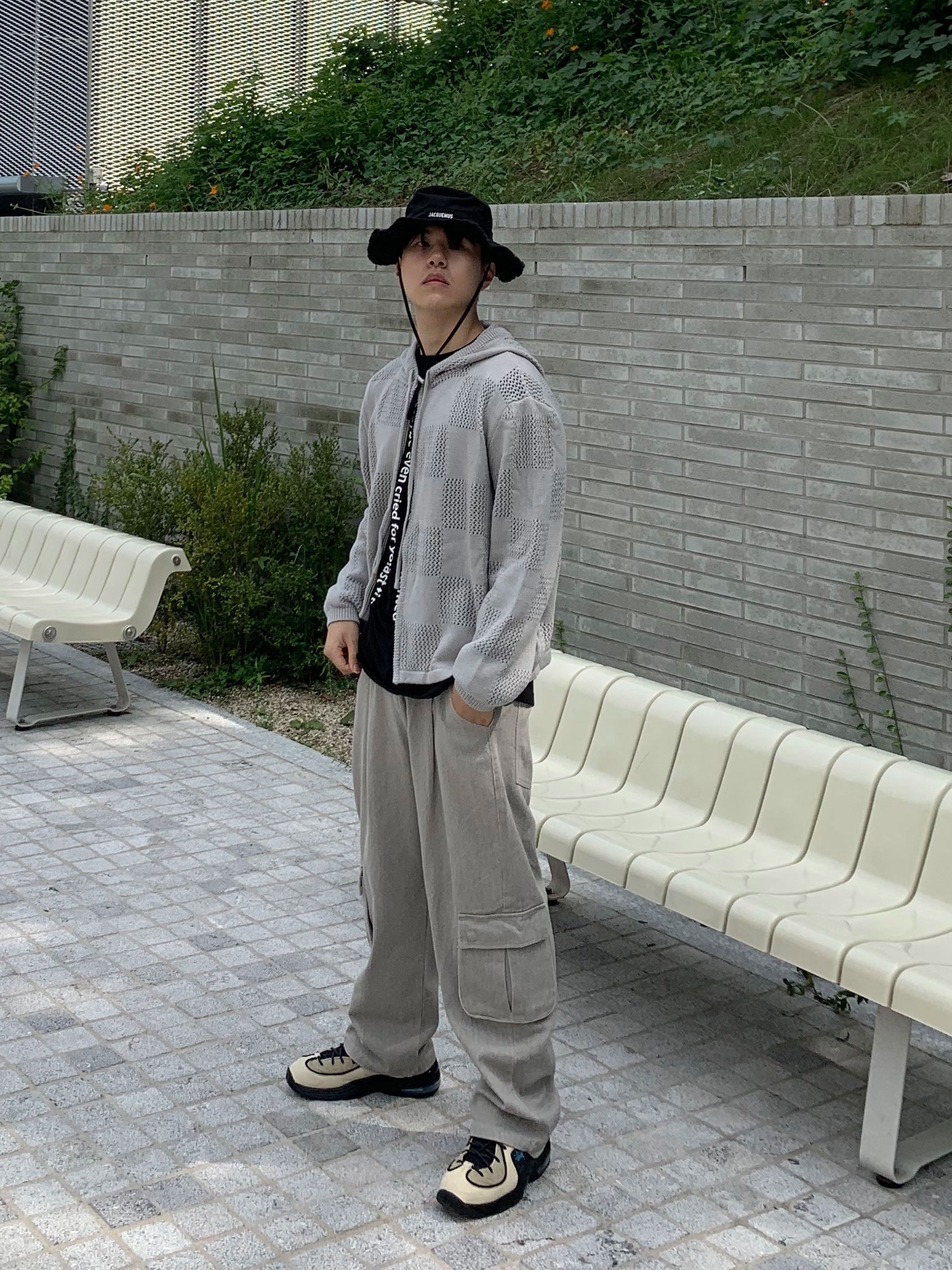 Nike x Stussy Air Penny II Rattan and Limestone, Jacquemus Le Bob Artichaut Bucket Hat Black 착용 스타일 - 3