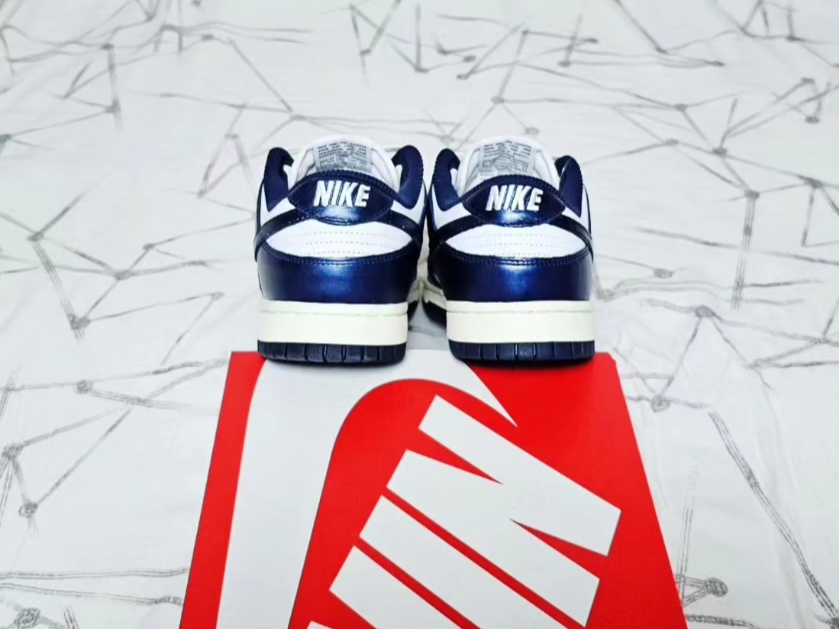 (W) Nike Dunk Low PRM Midnight Navy and White 착용 스타일 - 5