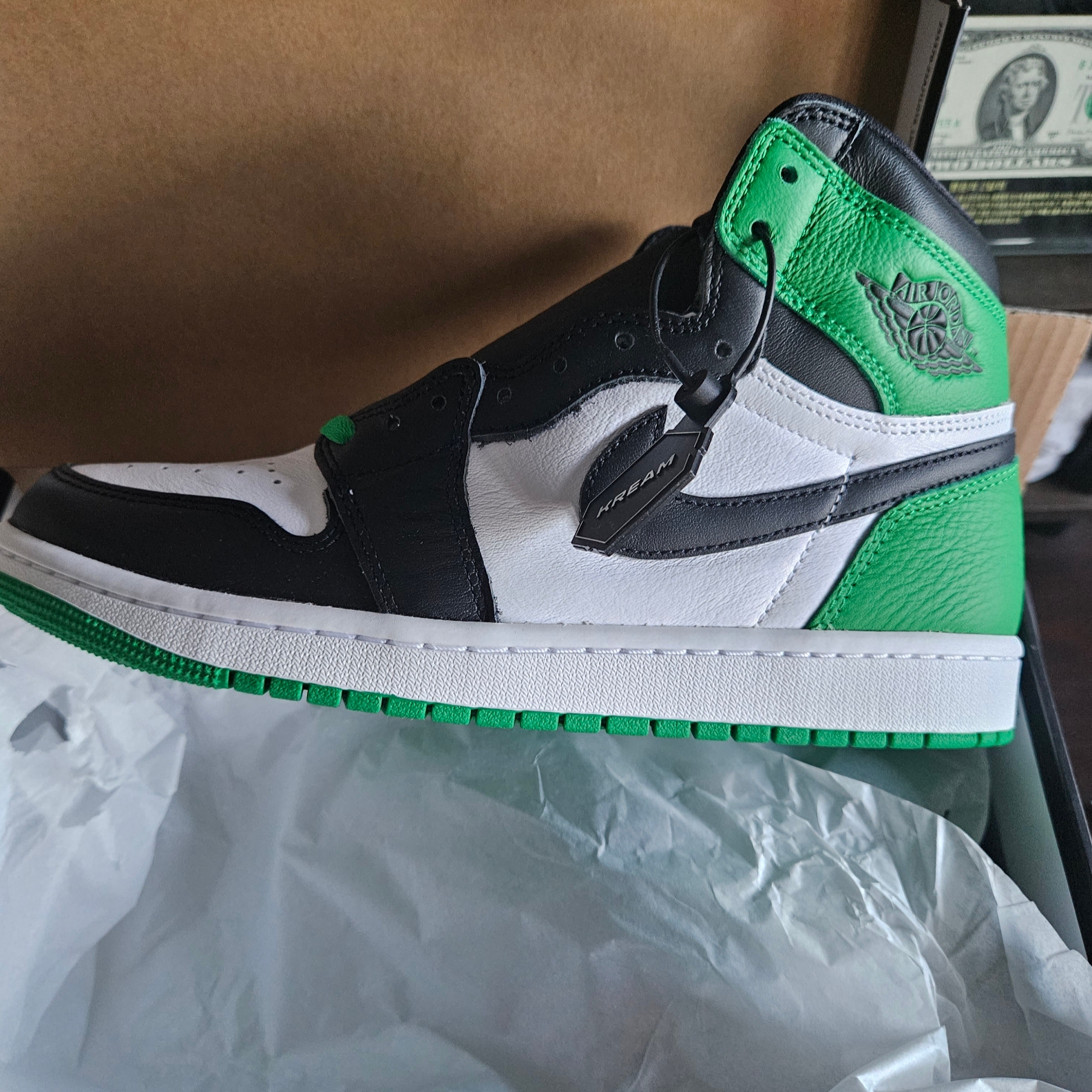 Jordan 1 Retro High OG Black and Lucky Green 착용 스타일