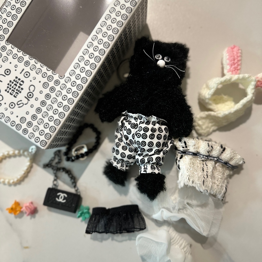 Monamhee x 10 Corso Como Bianco Keyring Black, Monamhee Beulpingi Keyring with White Pants Black 착용 스타일 - 2