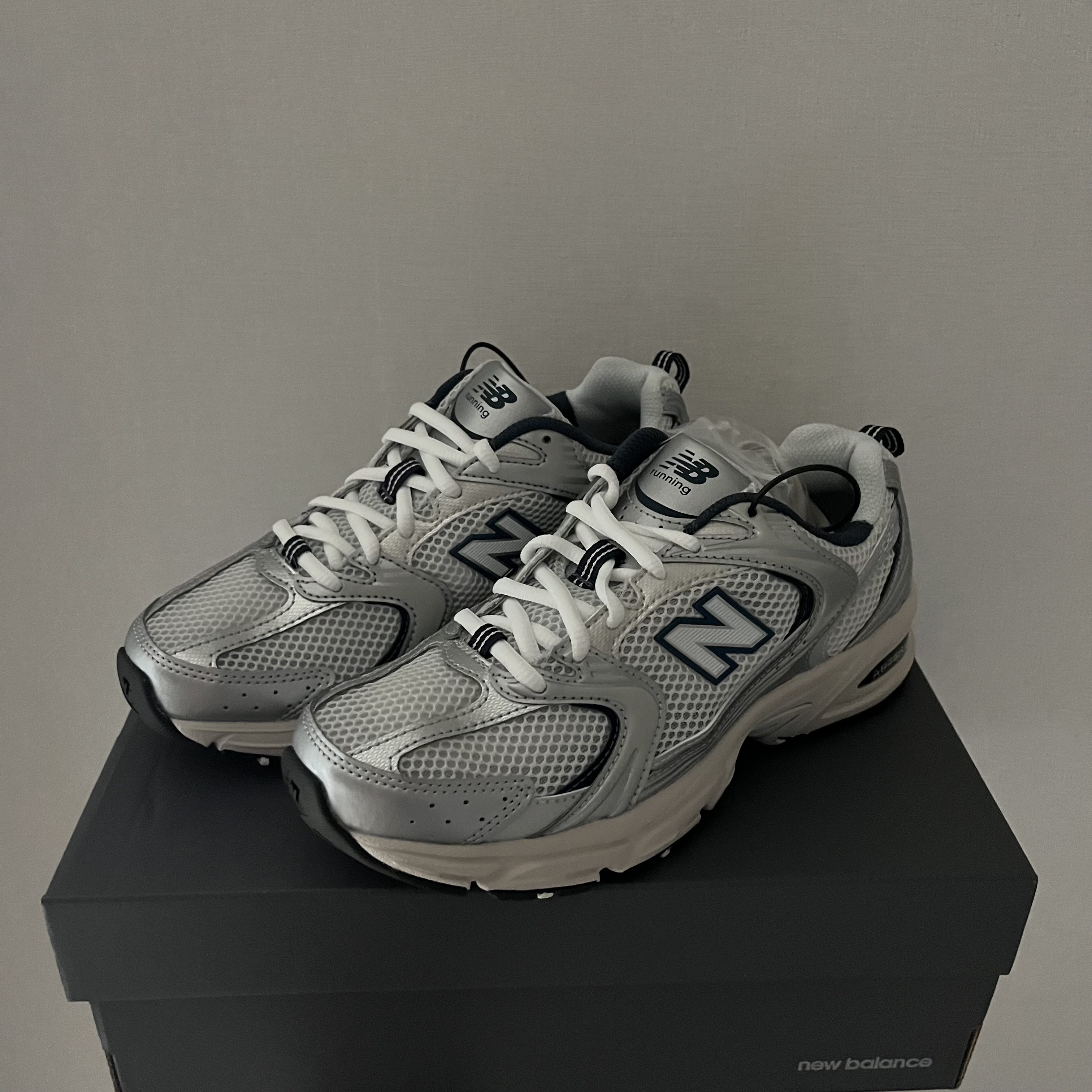 New Balance 530 Steel Grey 착용 스타일