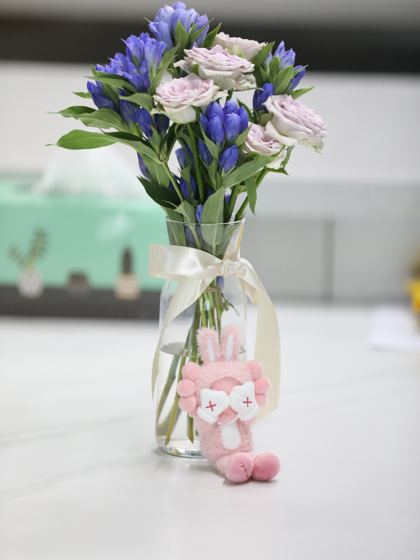 Kaws Holiday Indonesia Plush Charm 착용 스타일