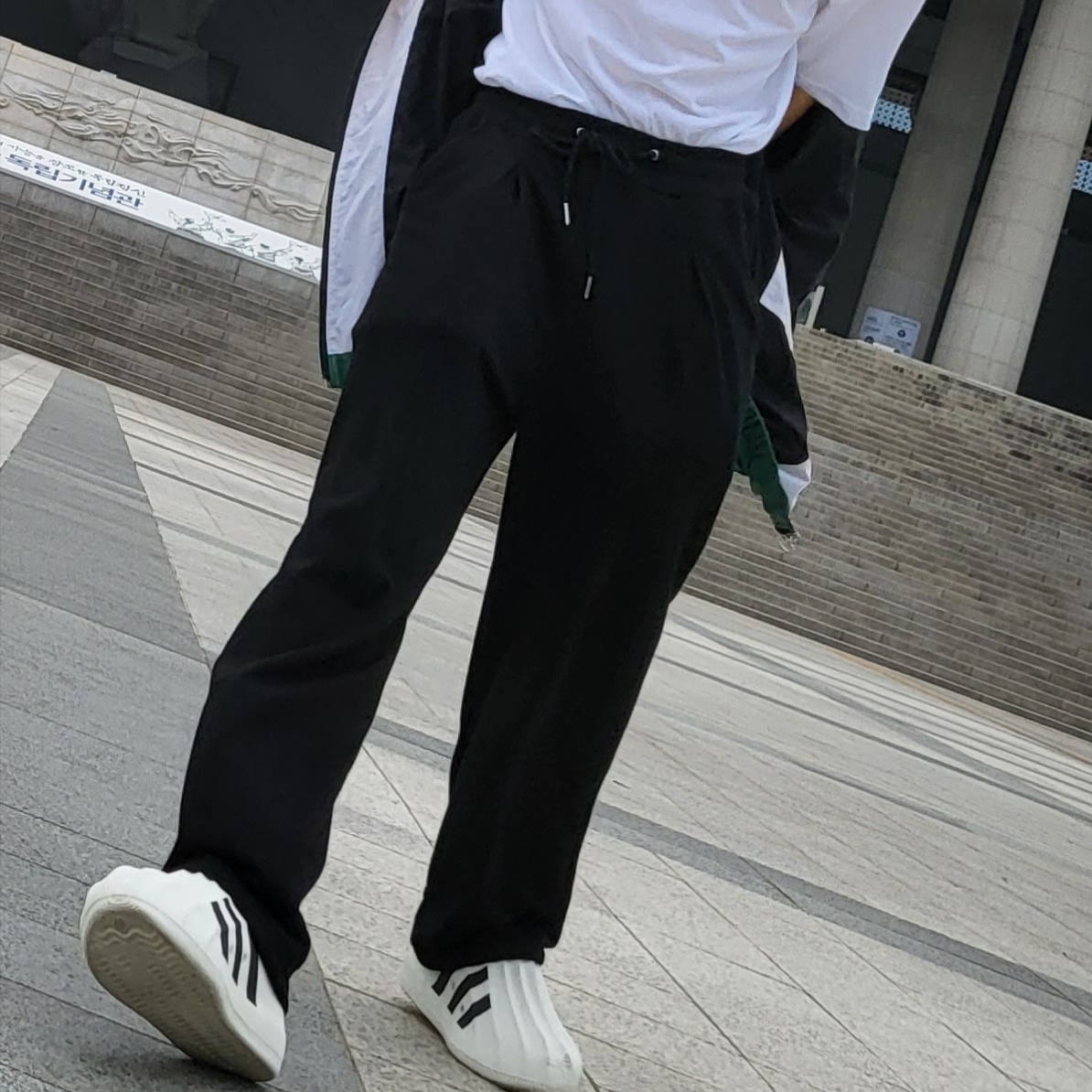 Adidas Adifom Superstar Core White 착용 스타일 - 2