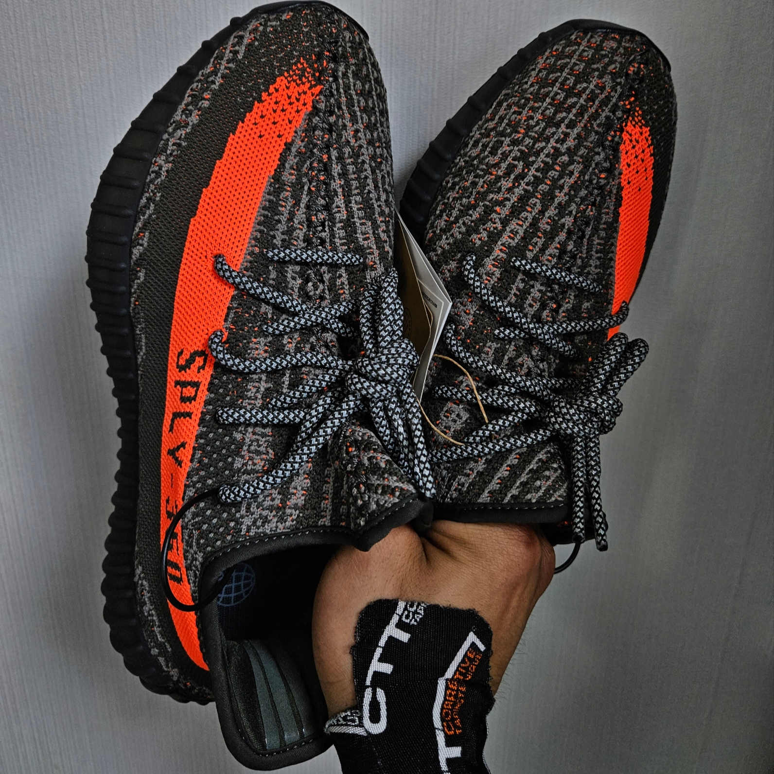 Adidas Yeezy Boost 350 V2 Carbon Beluga 착용 스타일 - 3